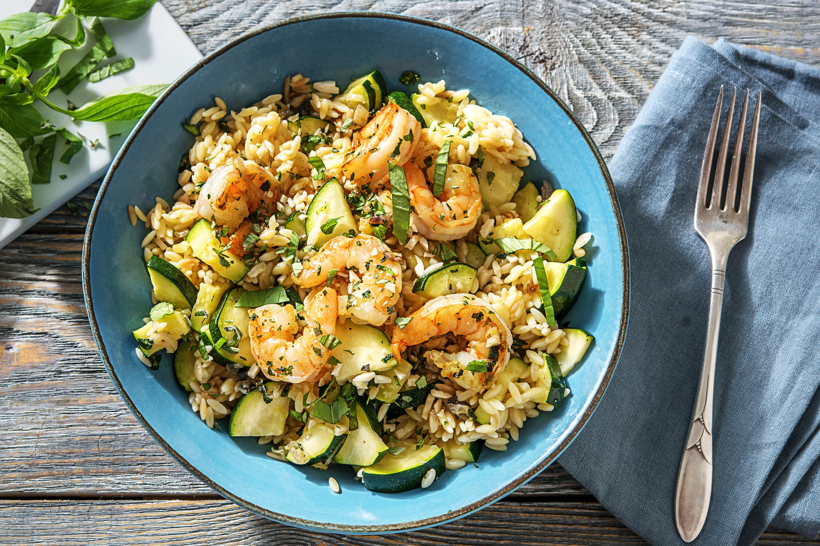 Orzo aux crevettes à l'ail et aux courgettes