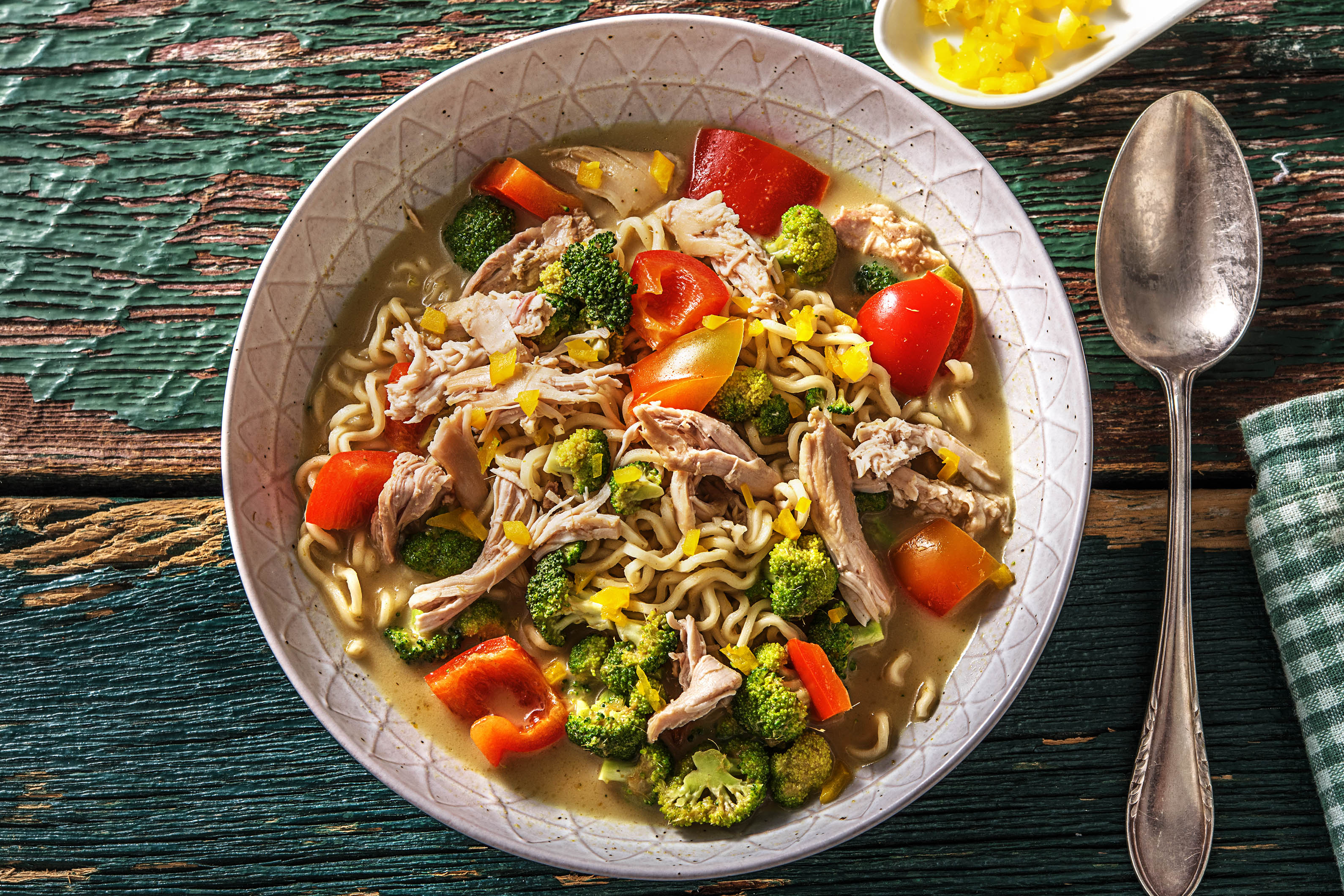 Soupe de nouilles au curry et à l'effiloché de poulet.
