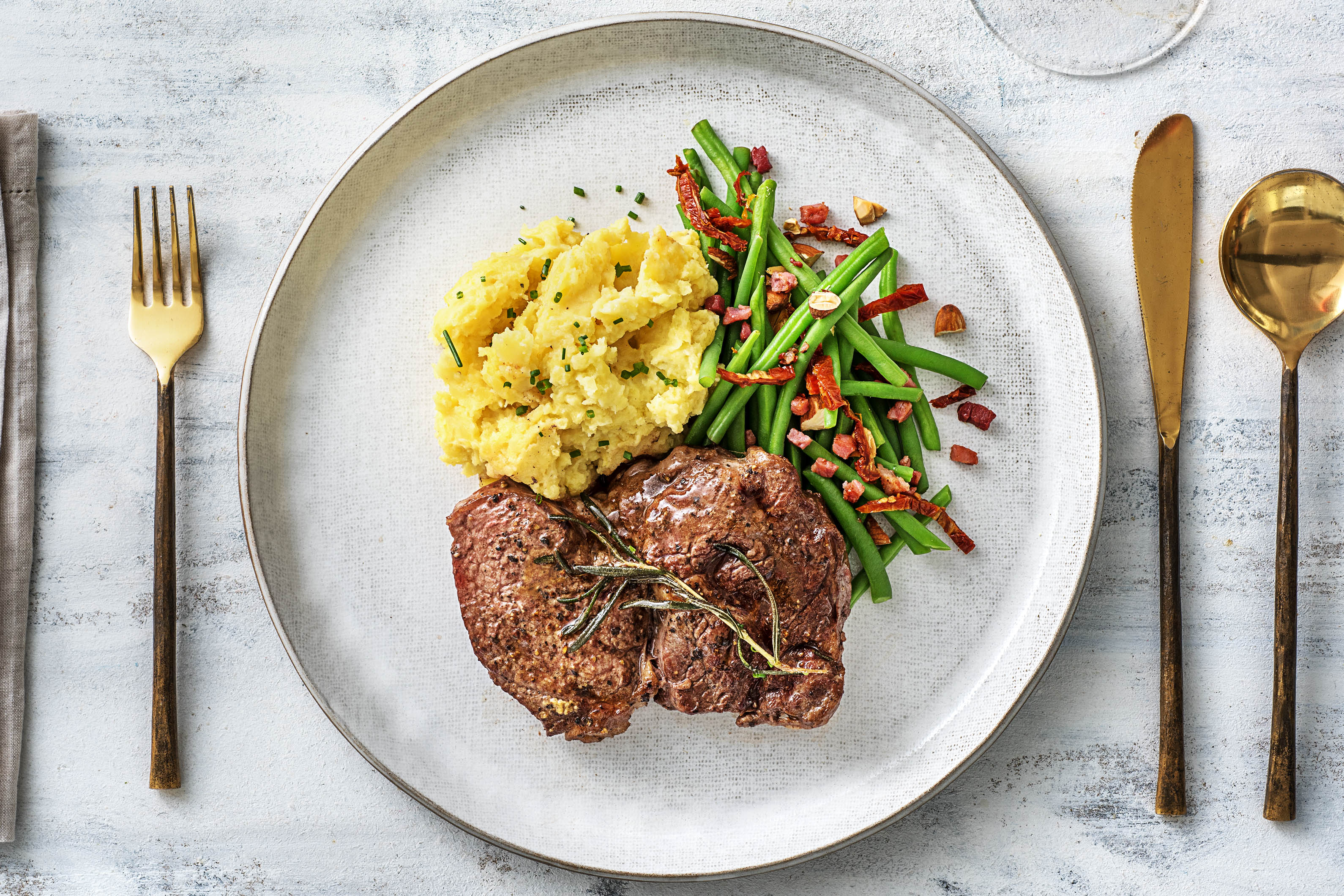 Runderribeye met knoflook en rozemarijn