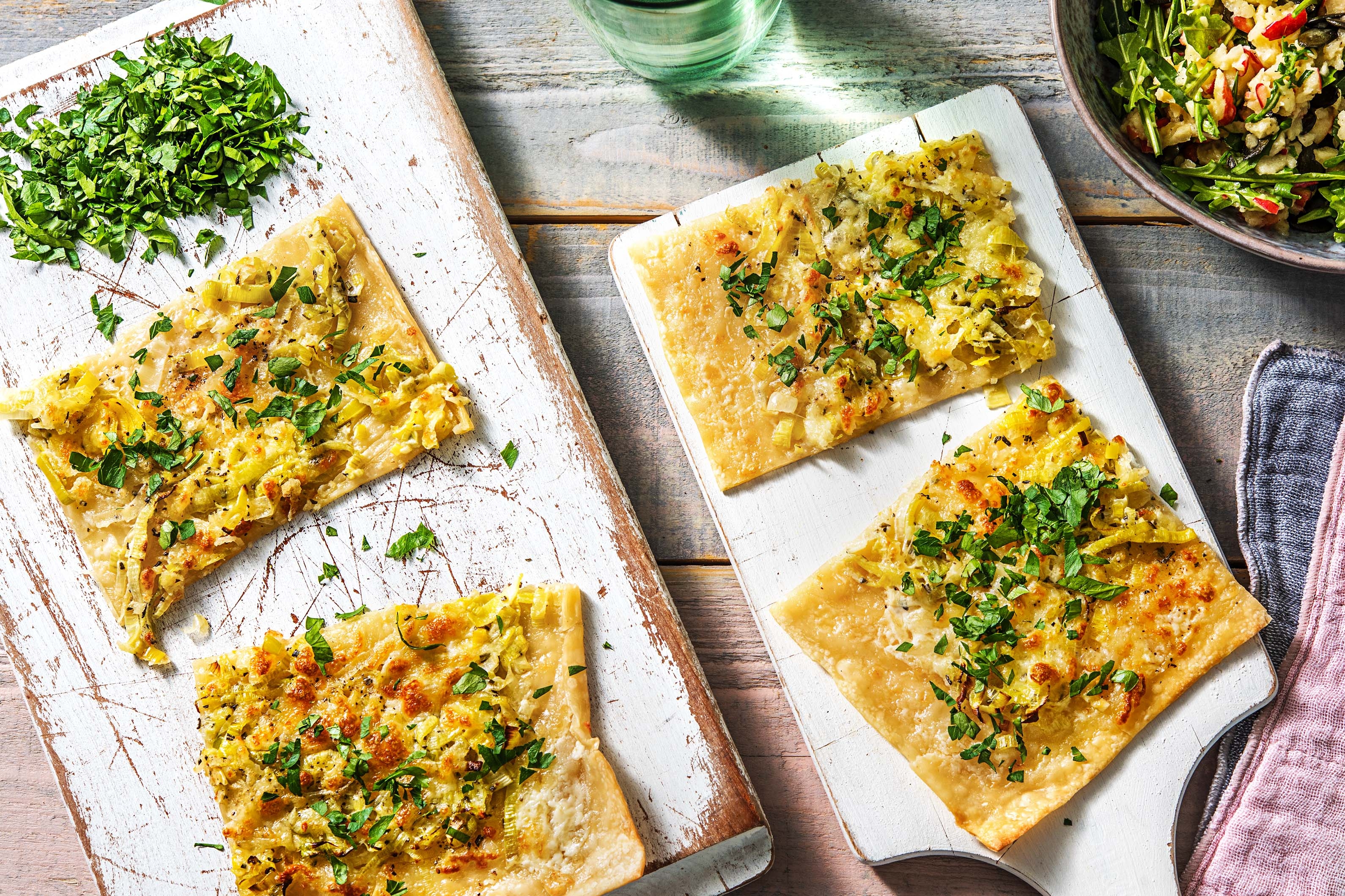 Knuspriger Flammkuchen mit Porreegemüse