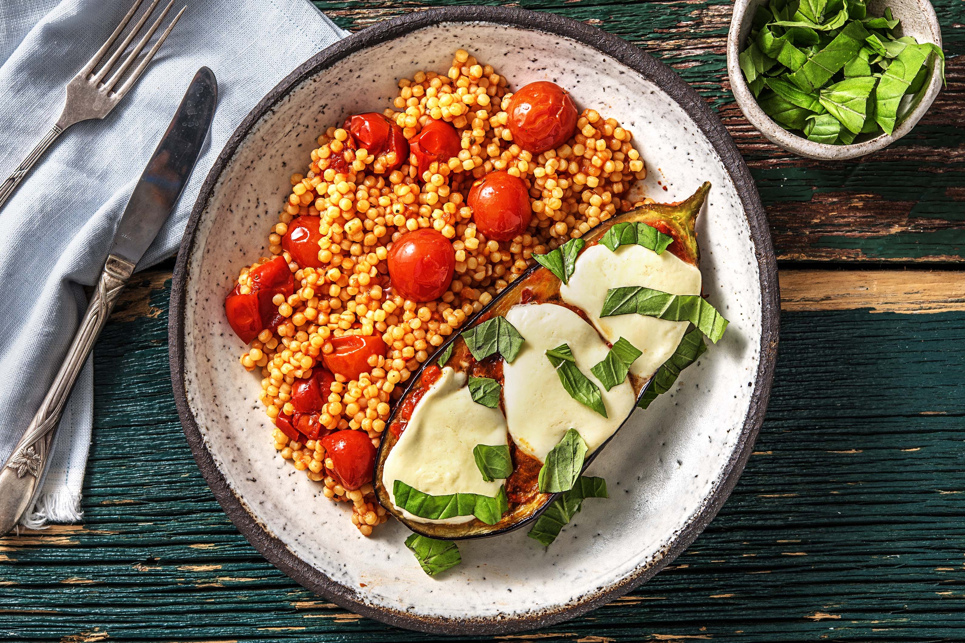 Aubergine met buffelmozzarella en paprikapesto