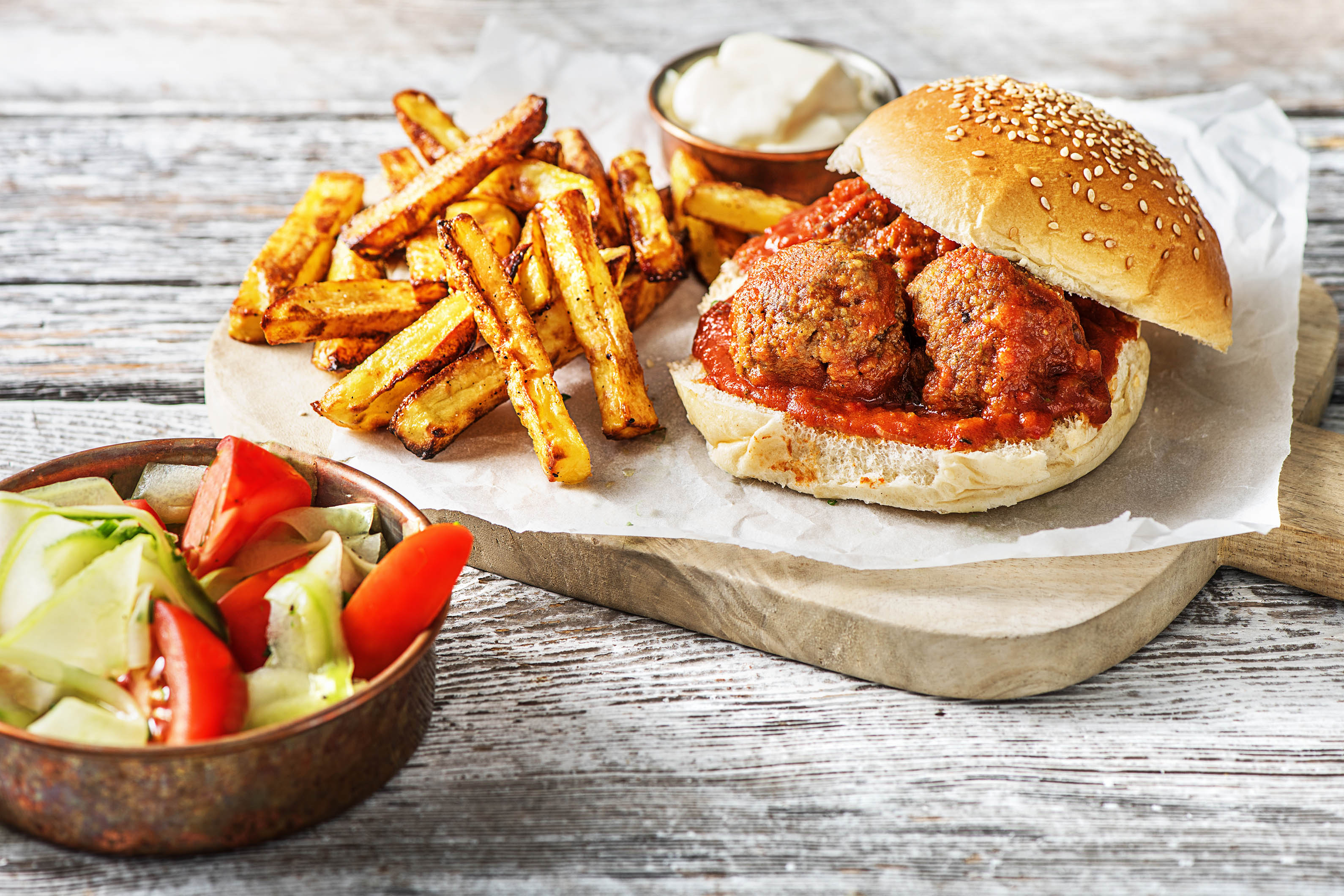 Petit pain aux boulettes sauce barbecue légèrement piquante