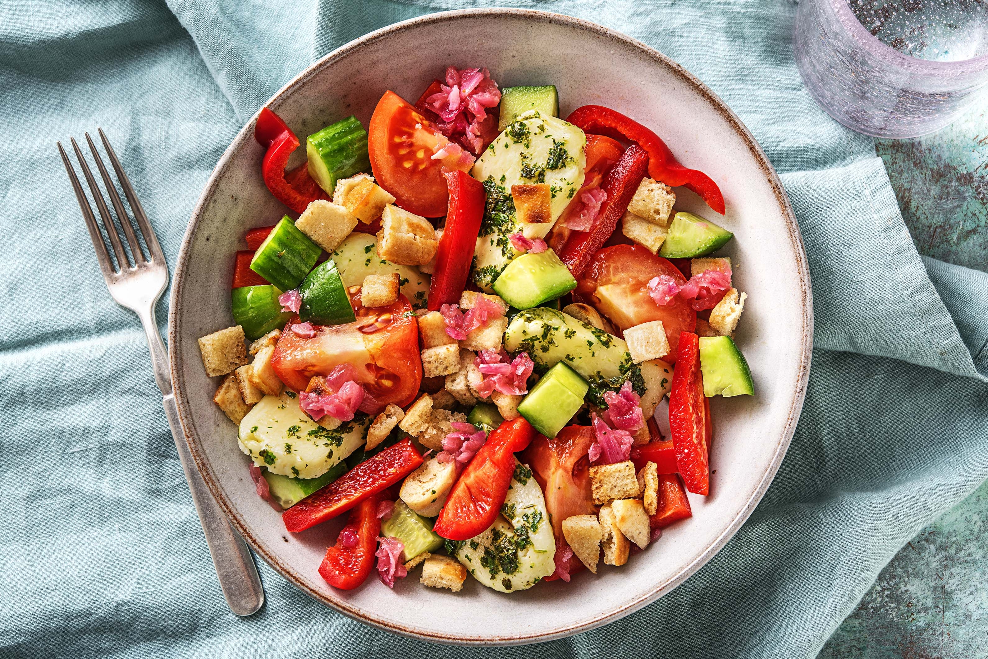 Bunter Halloumi-Brot-Salat