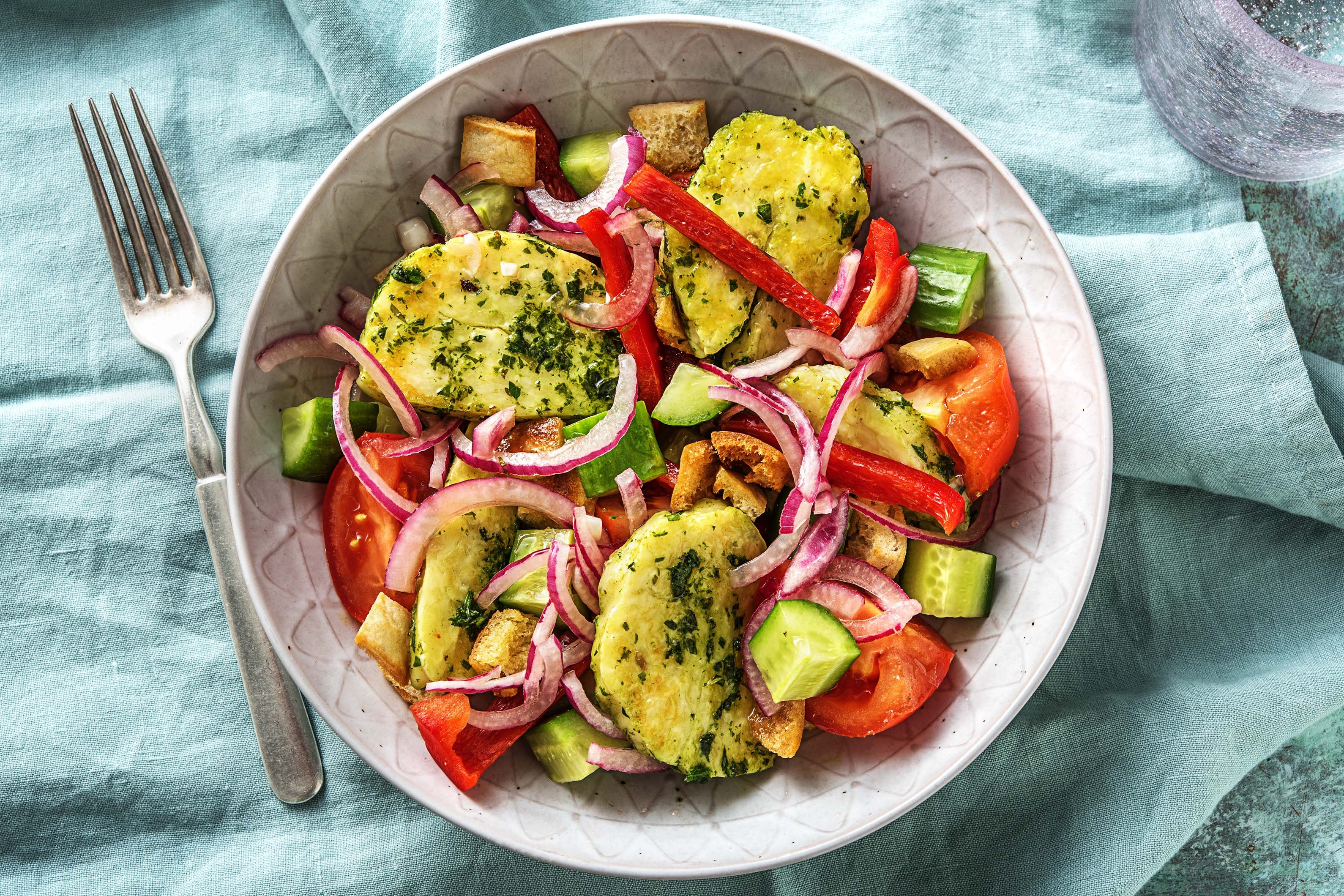 Bunter Halloumi-Brot-Salat