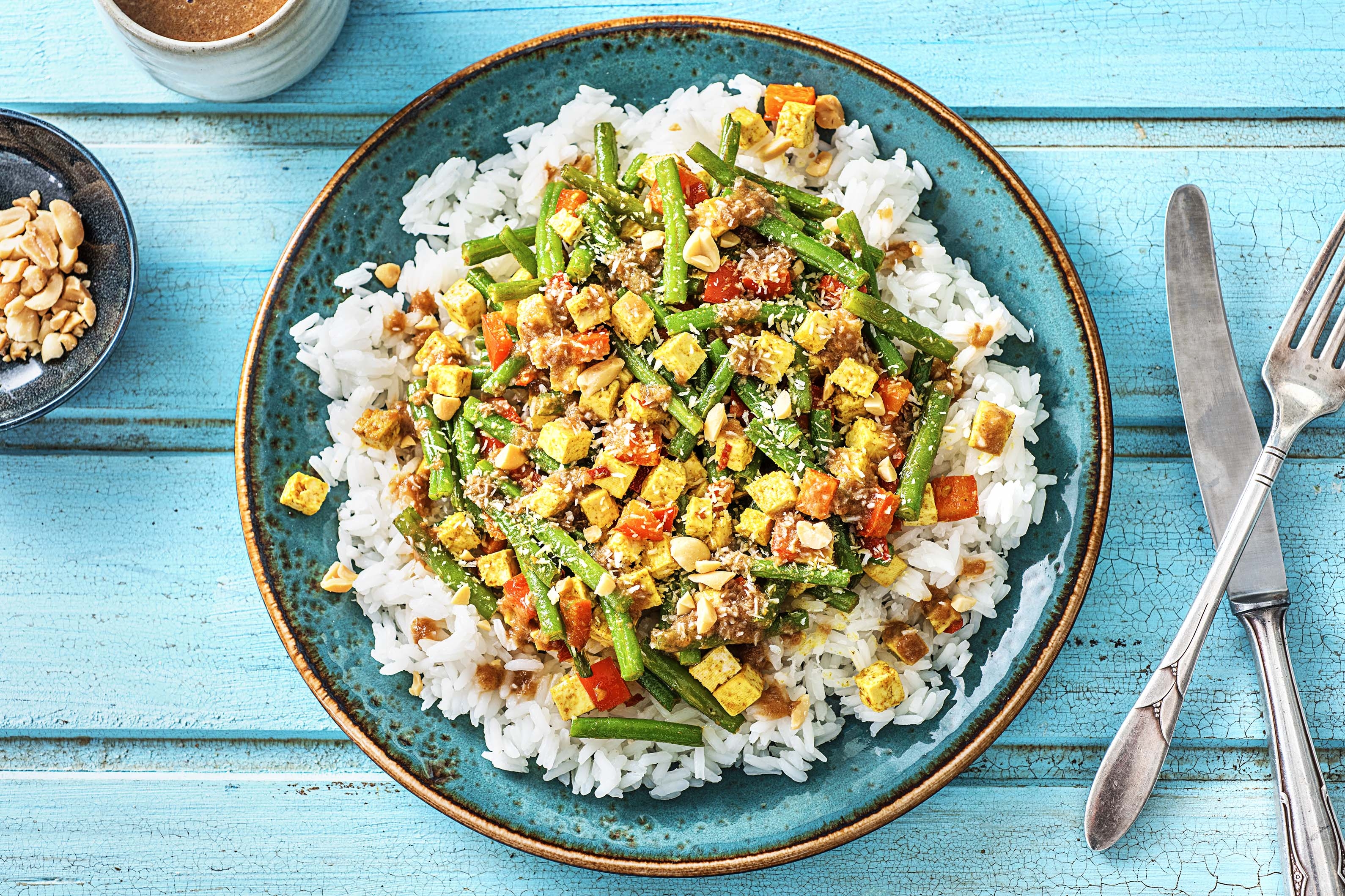 Tofu épicé, riz et sauce aux cacahuètes