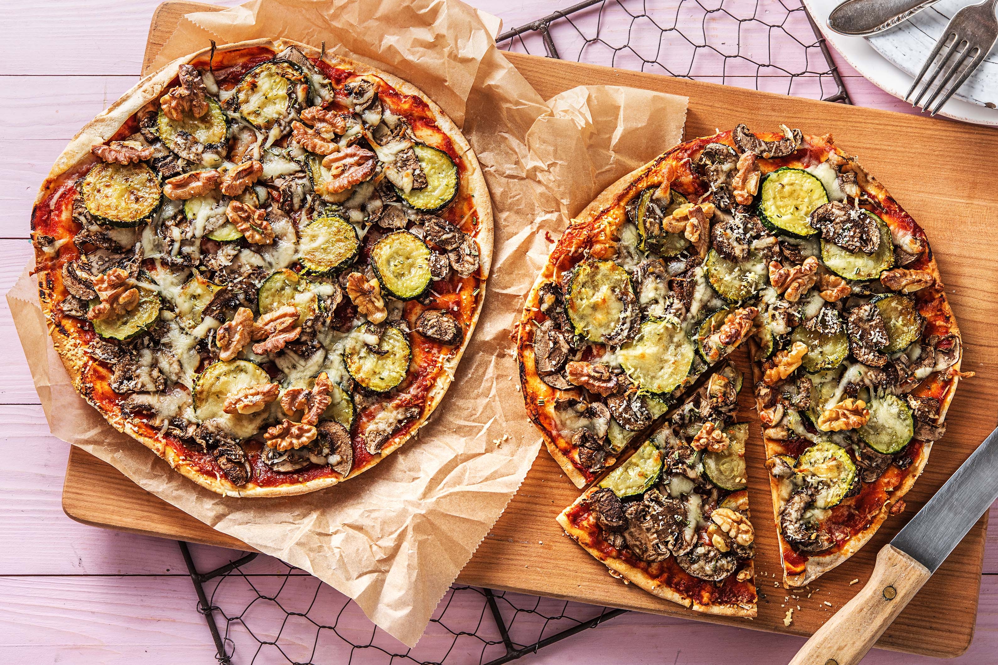 Pizza sur pain plat aux courgettes grillées