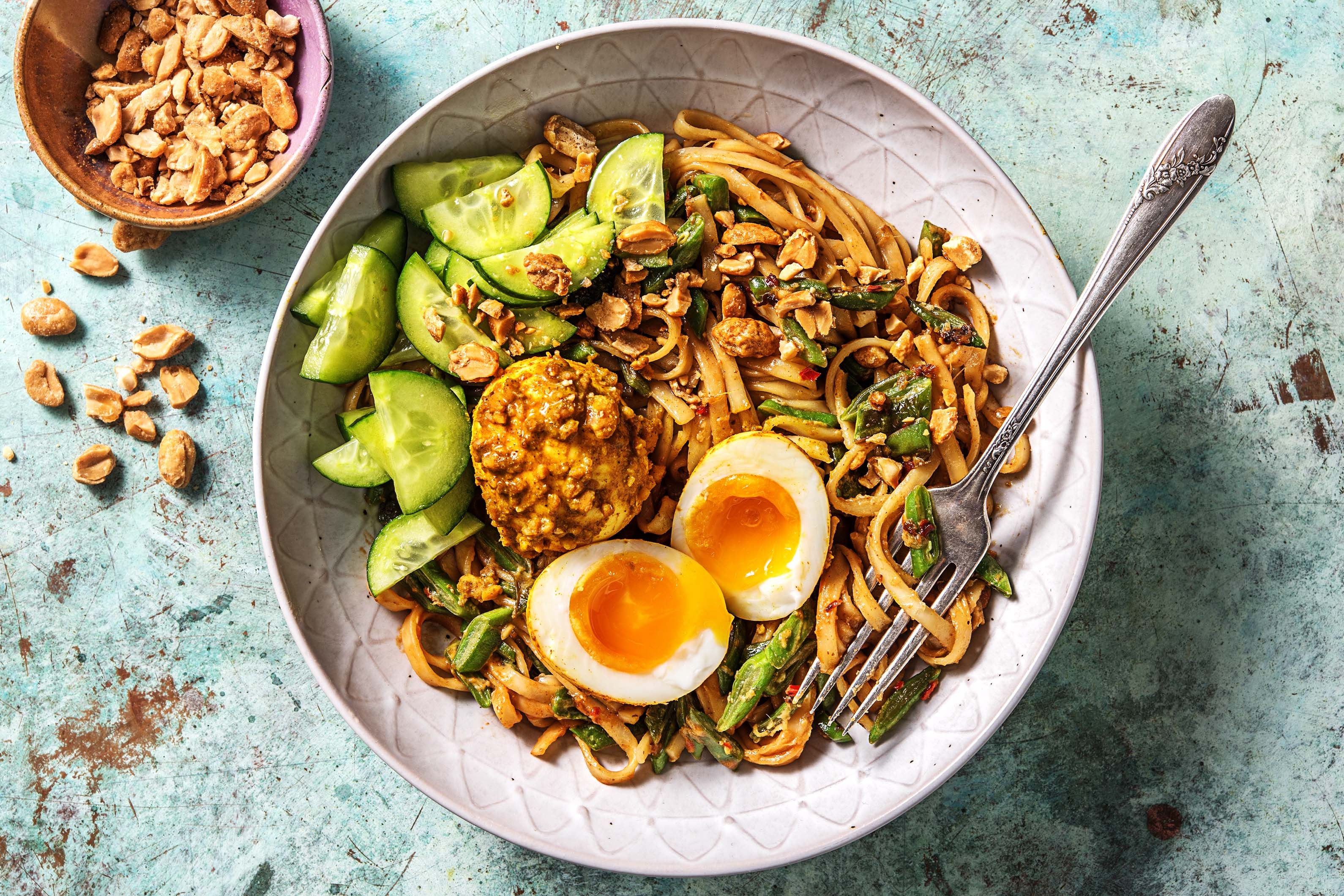 Indonesische roerbak met kerrie-ei