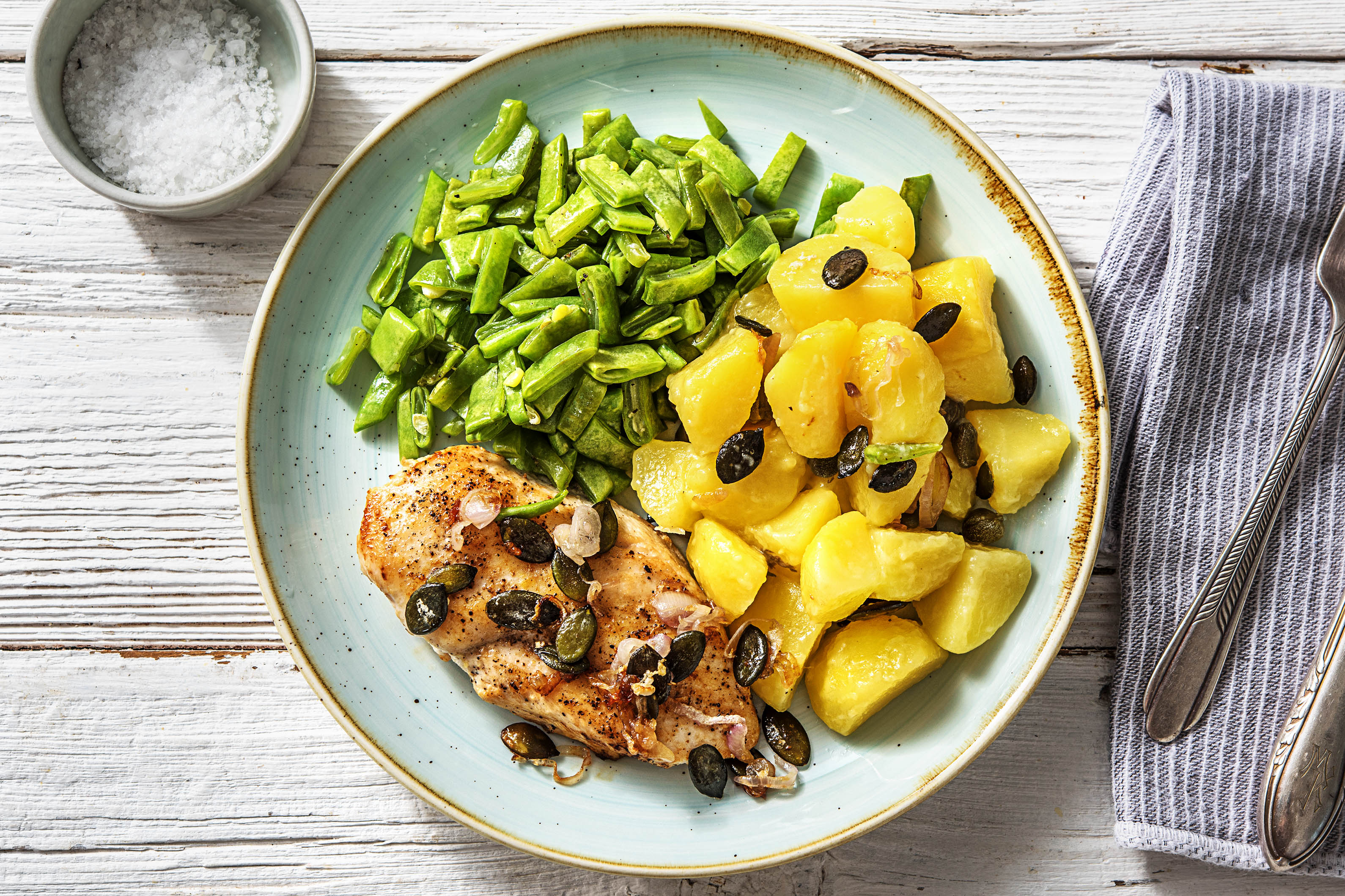 Filet de poulet, haricots à l'ail et pommes de terre