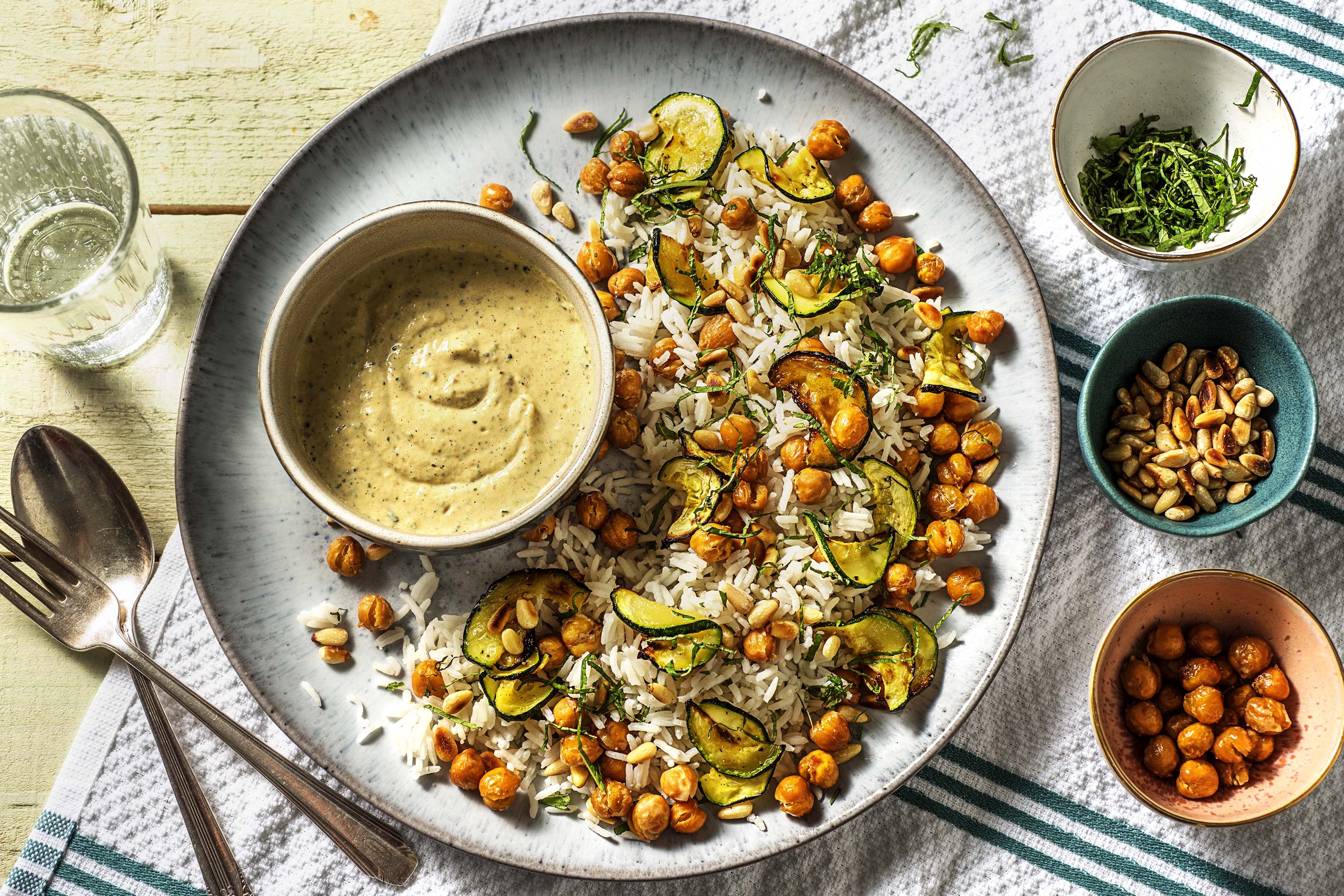 Riz aux pois chiches croquants garni de menthe