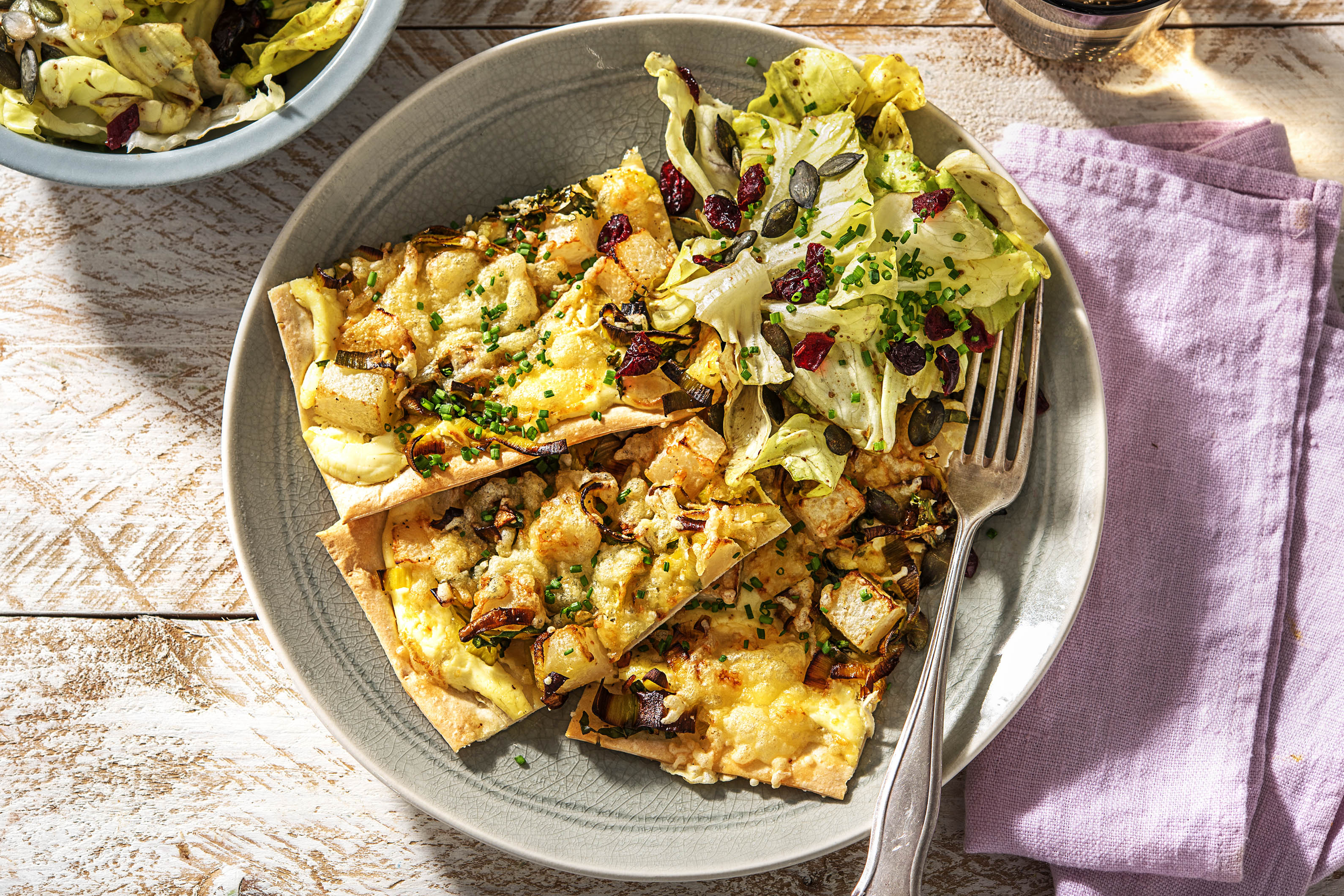 Knuspriger Kohlrabi-Lauch-Flammkuchen