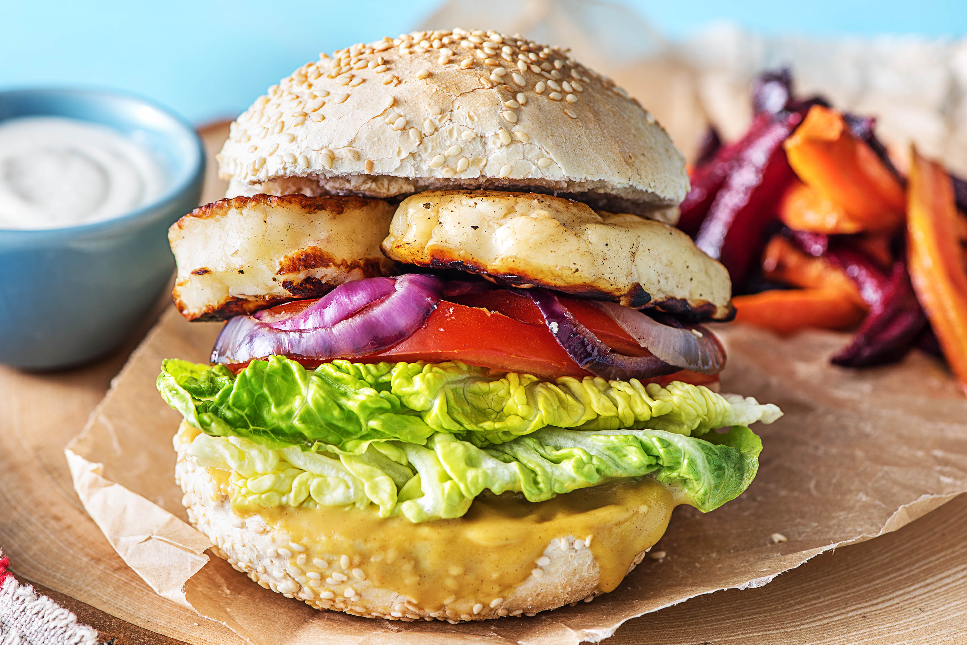 Halloumi-Burger mit Karotten-Bete-Sticks