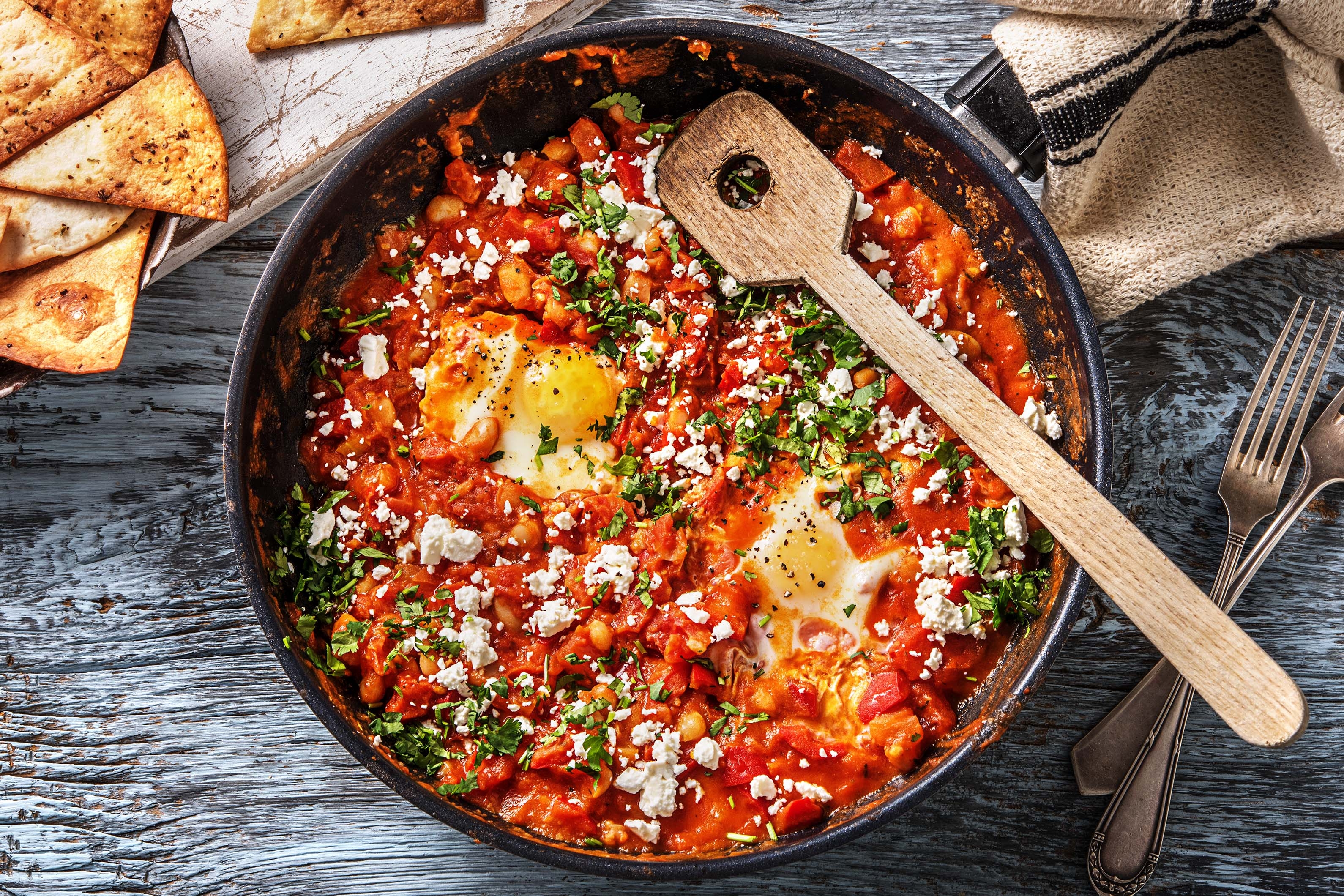 Shakshuka met zelfgemaakte tortillachips