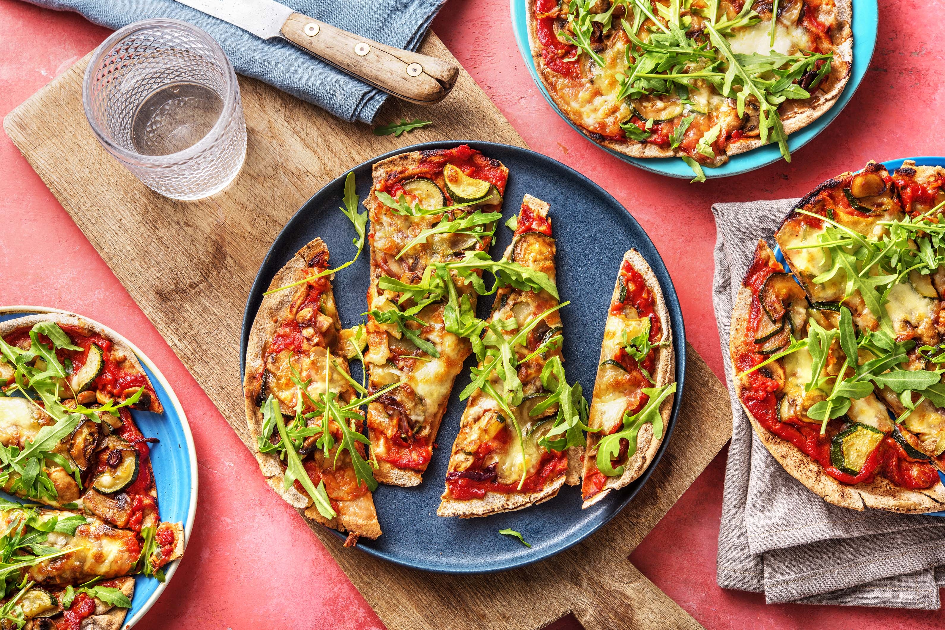 Pizza funghi sur pain plat à la mozzarella de bufflonne