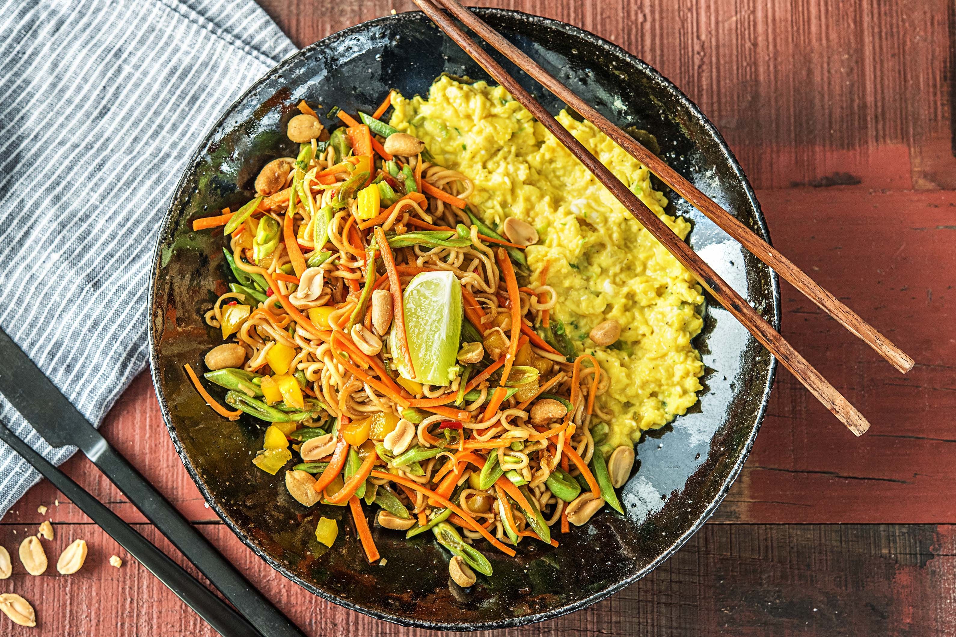 Nouilles à l'asiatique, œufs brouillés et cacahuètes