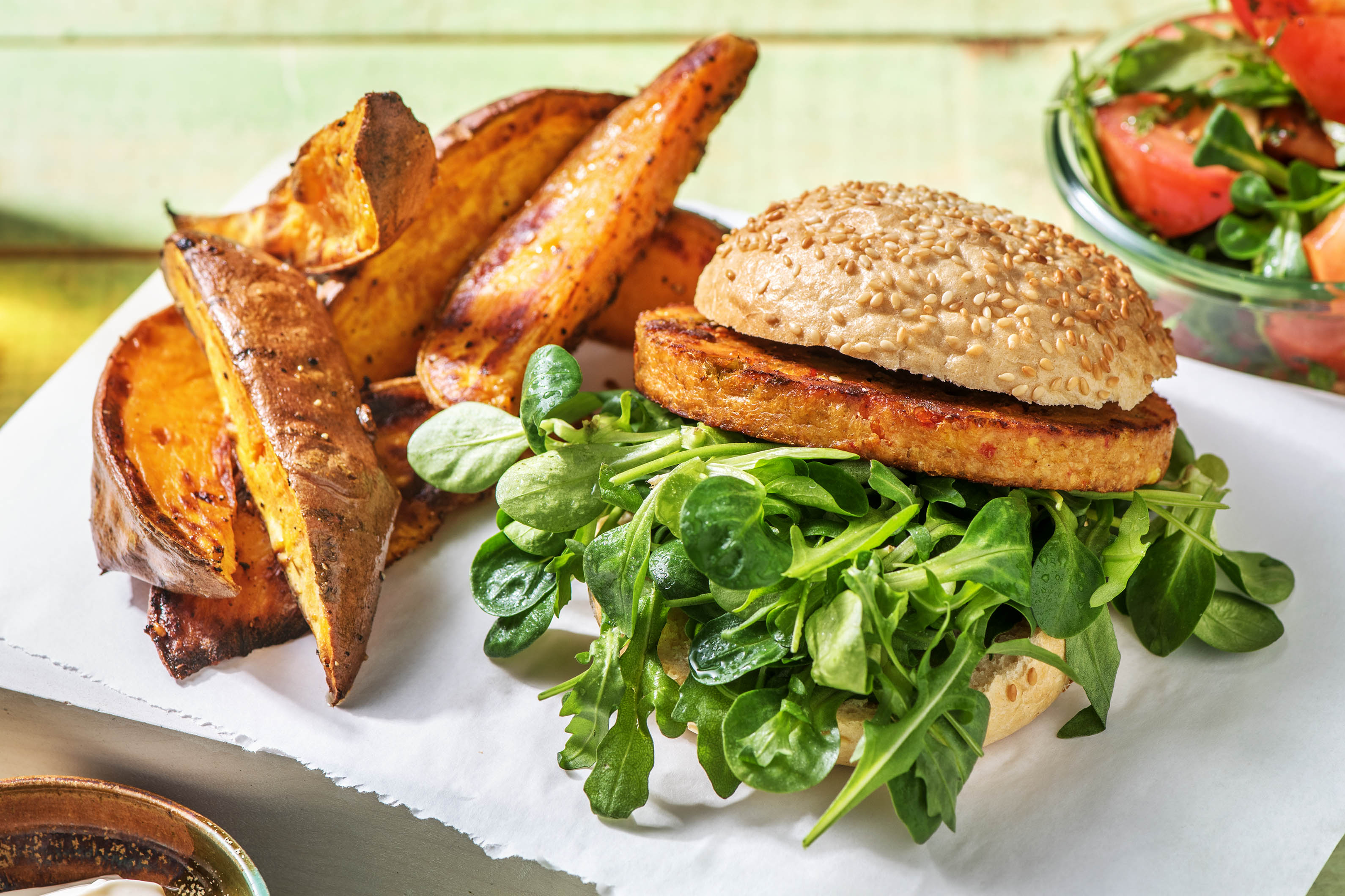 Burger végétarien et quartiers de patate douce