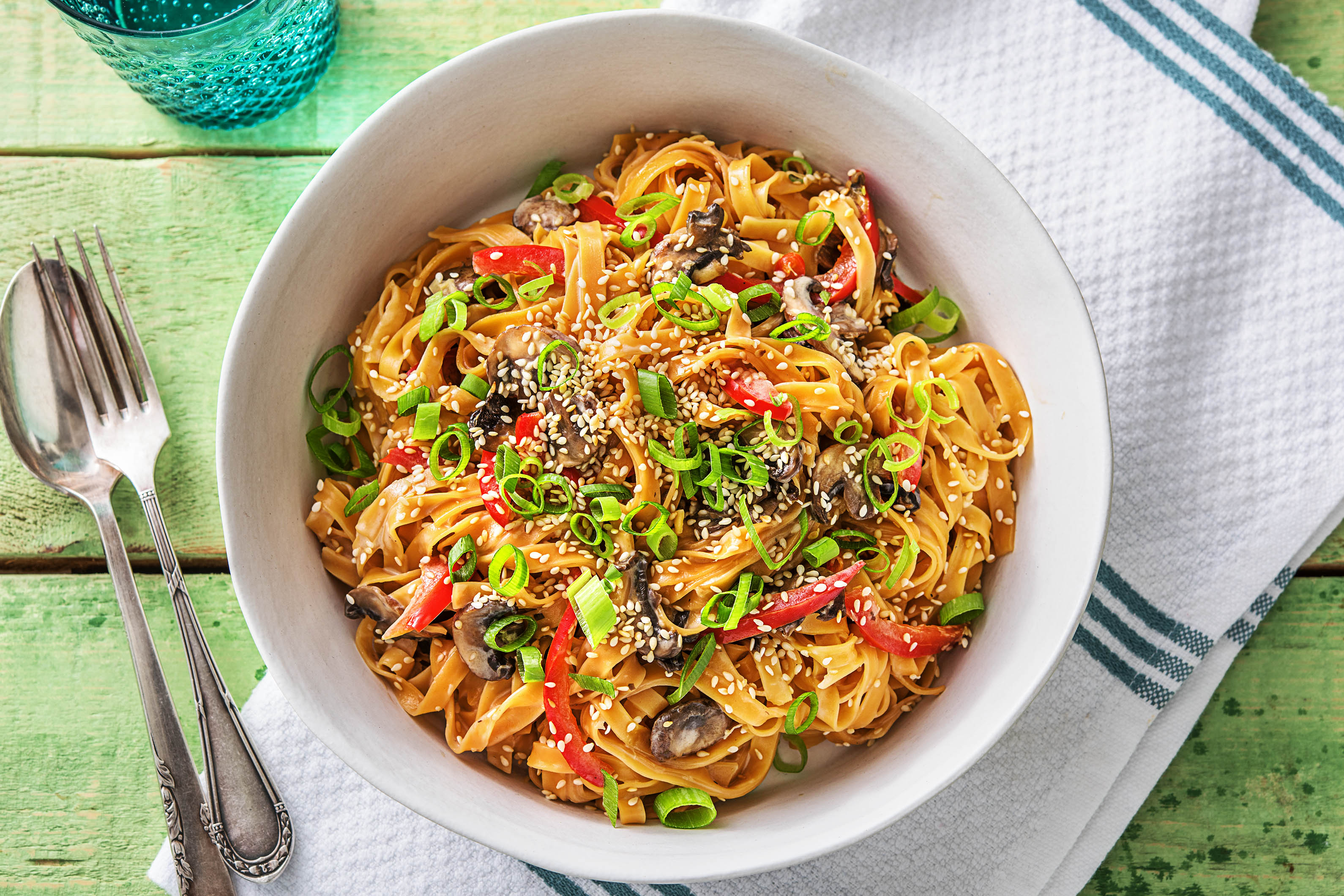 Peperoncini-Nudel-Topf mit Zitronengras