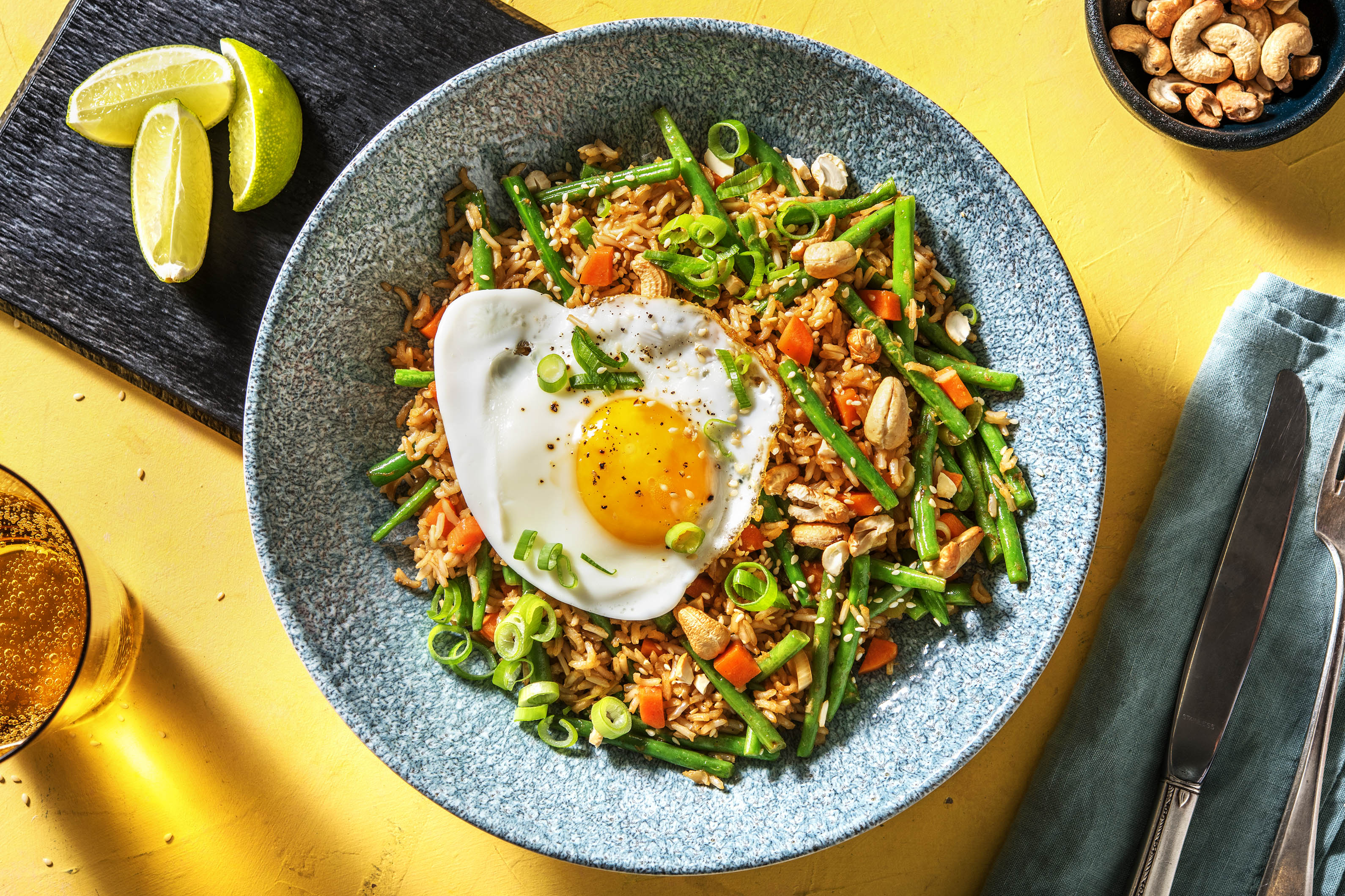 Riz sauté aux légumes et œuf au plat