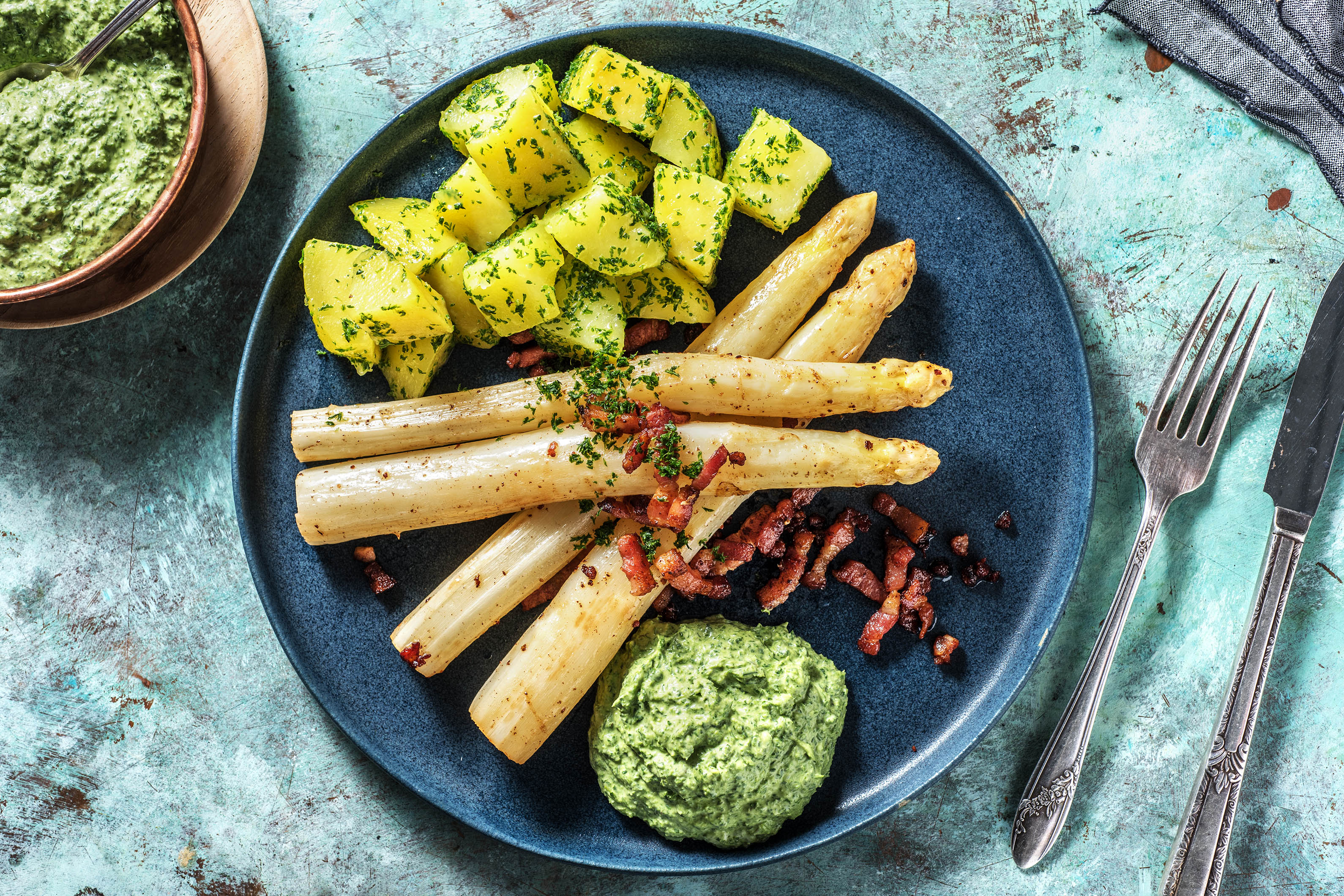 Spargelstangen mit Bacon-Würfeln