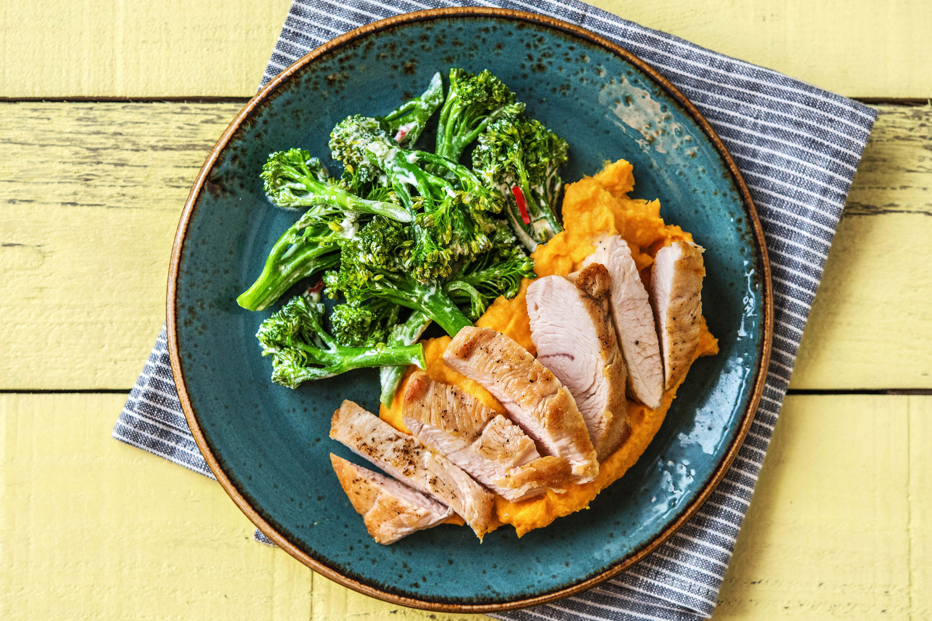 Hähnchenbrustfilets mit scharfem Brokkolini