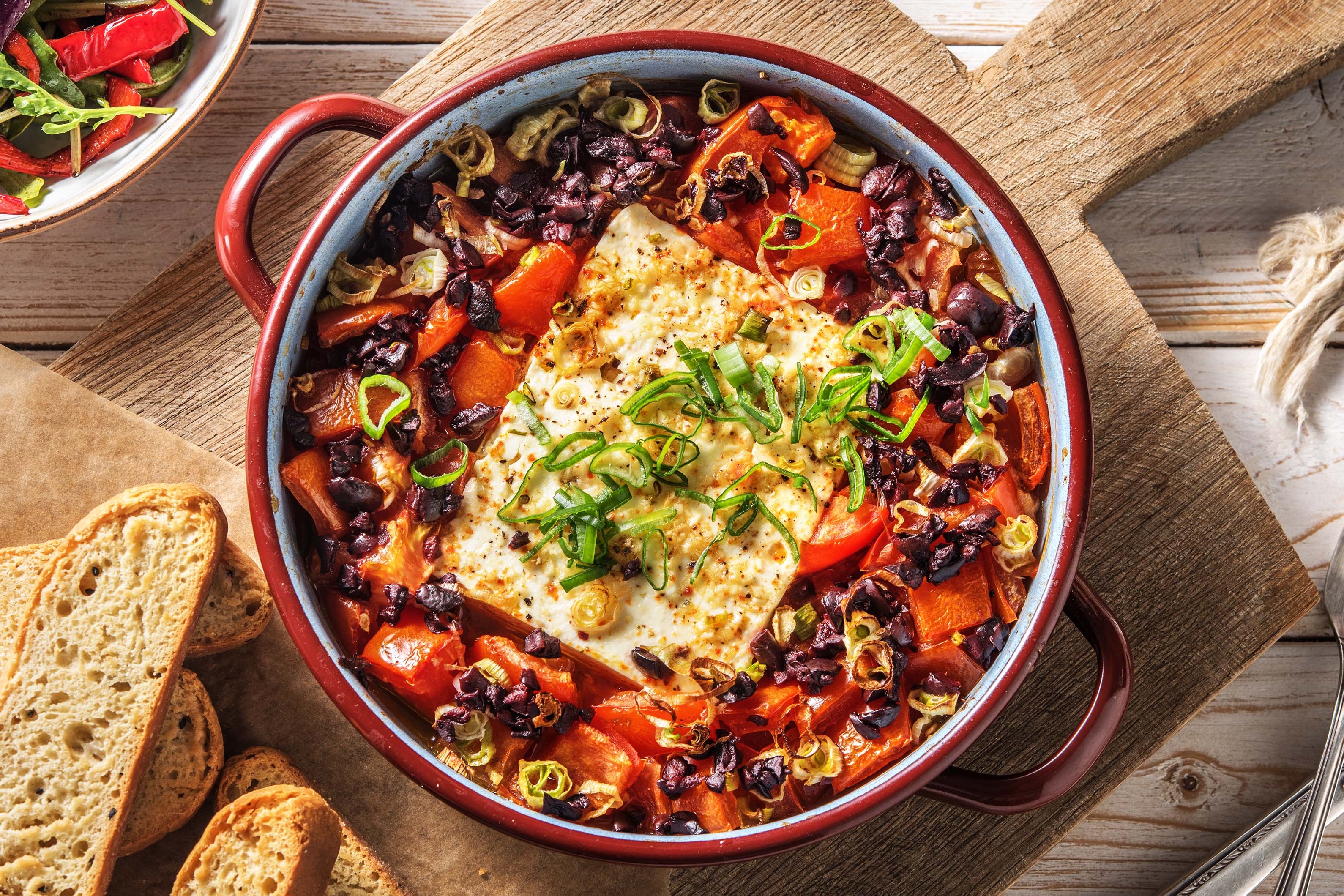 Gebackener Hirtenkäse an Tomatengemüse
