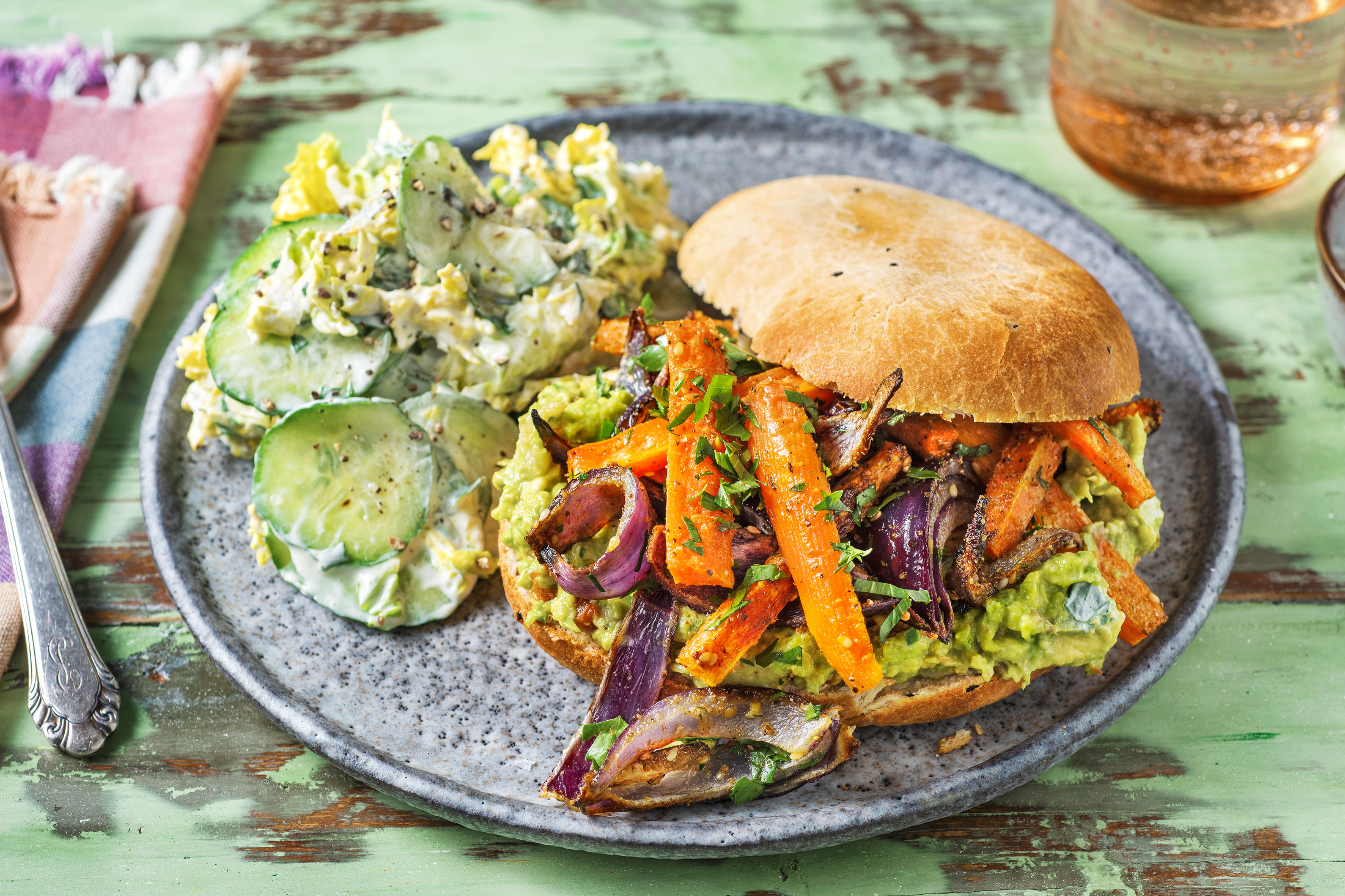 Sandwich aus Naan-Brot und Dukkah-Karotten