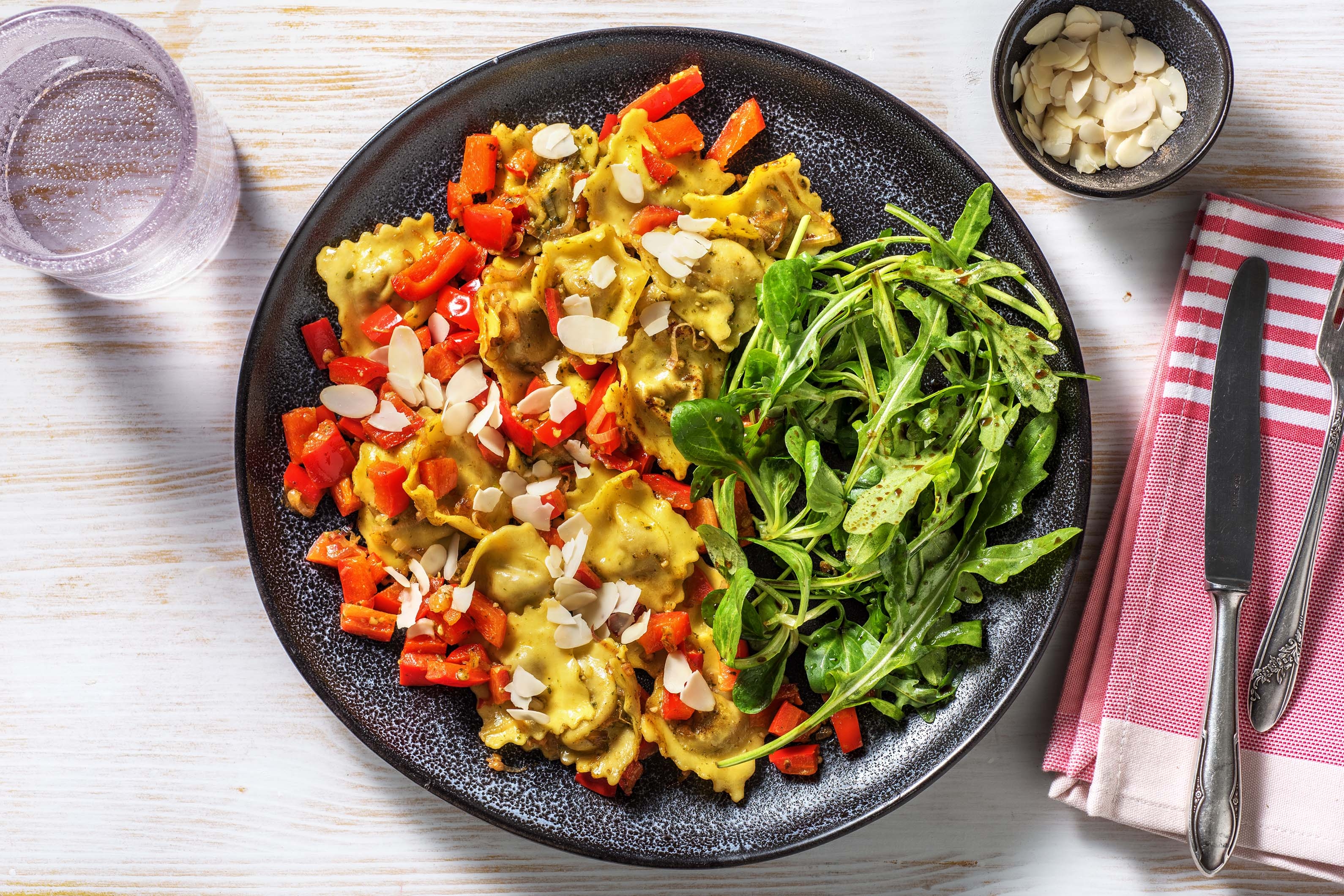 Verse ravioli met paprika en amandelen