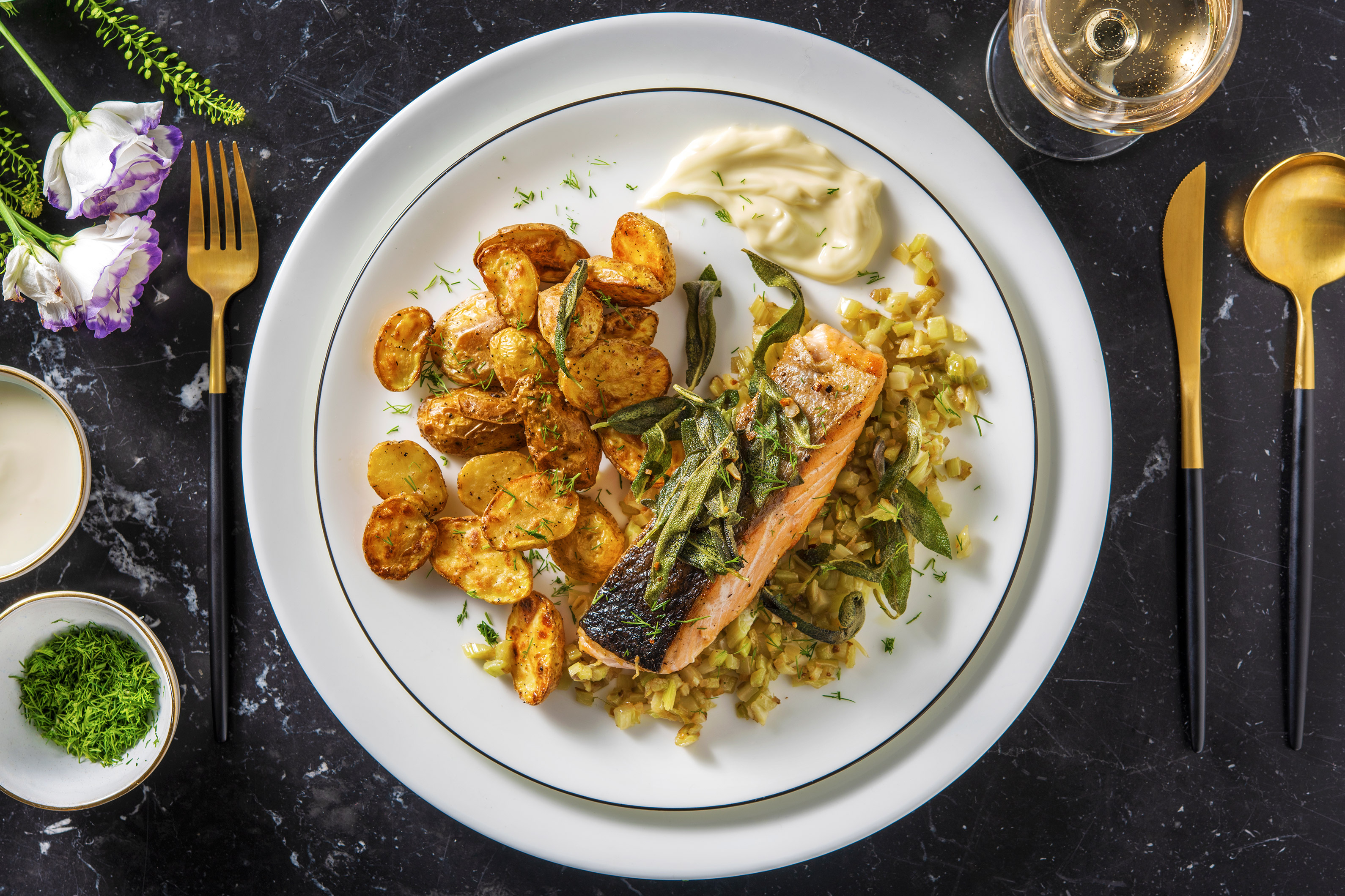 Filet de saumon et fenouil, garni d'épinards de mer