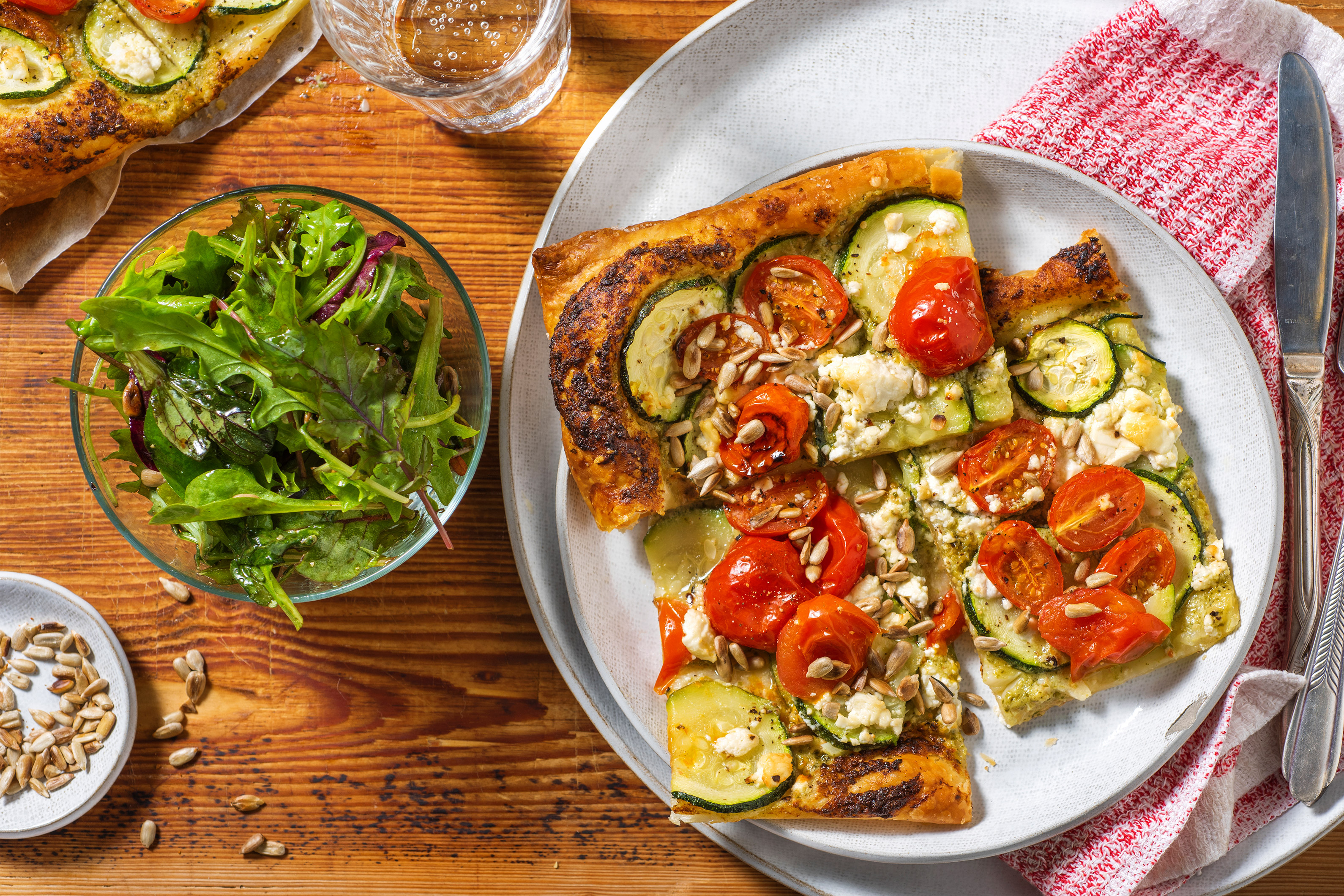 Tarte mit Kirschtomaten und Hirtenkäse