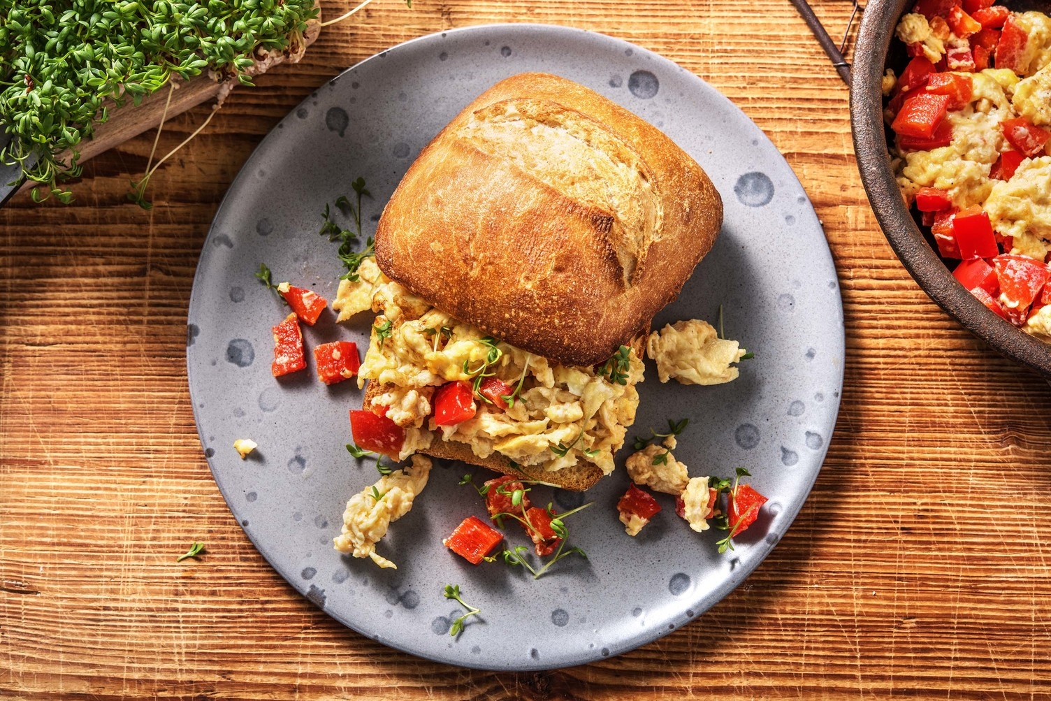 Œufs brouillés au poivron et cresson