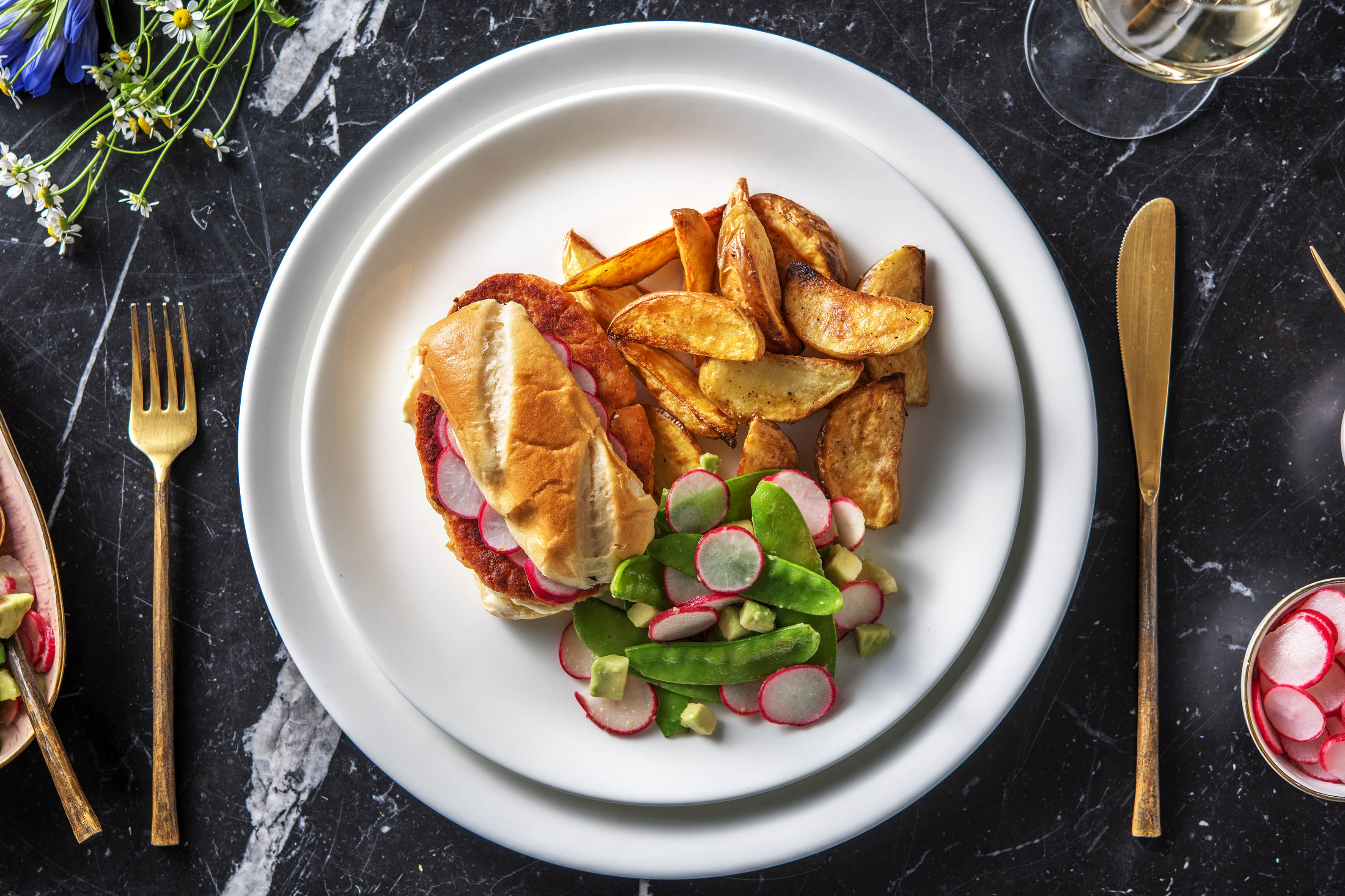Burger de saumon maison et pommes de terre au tour