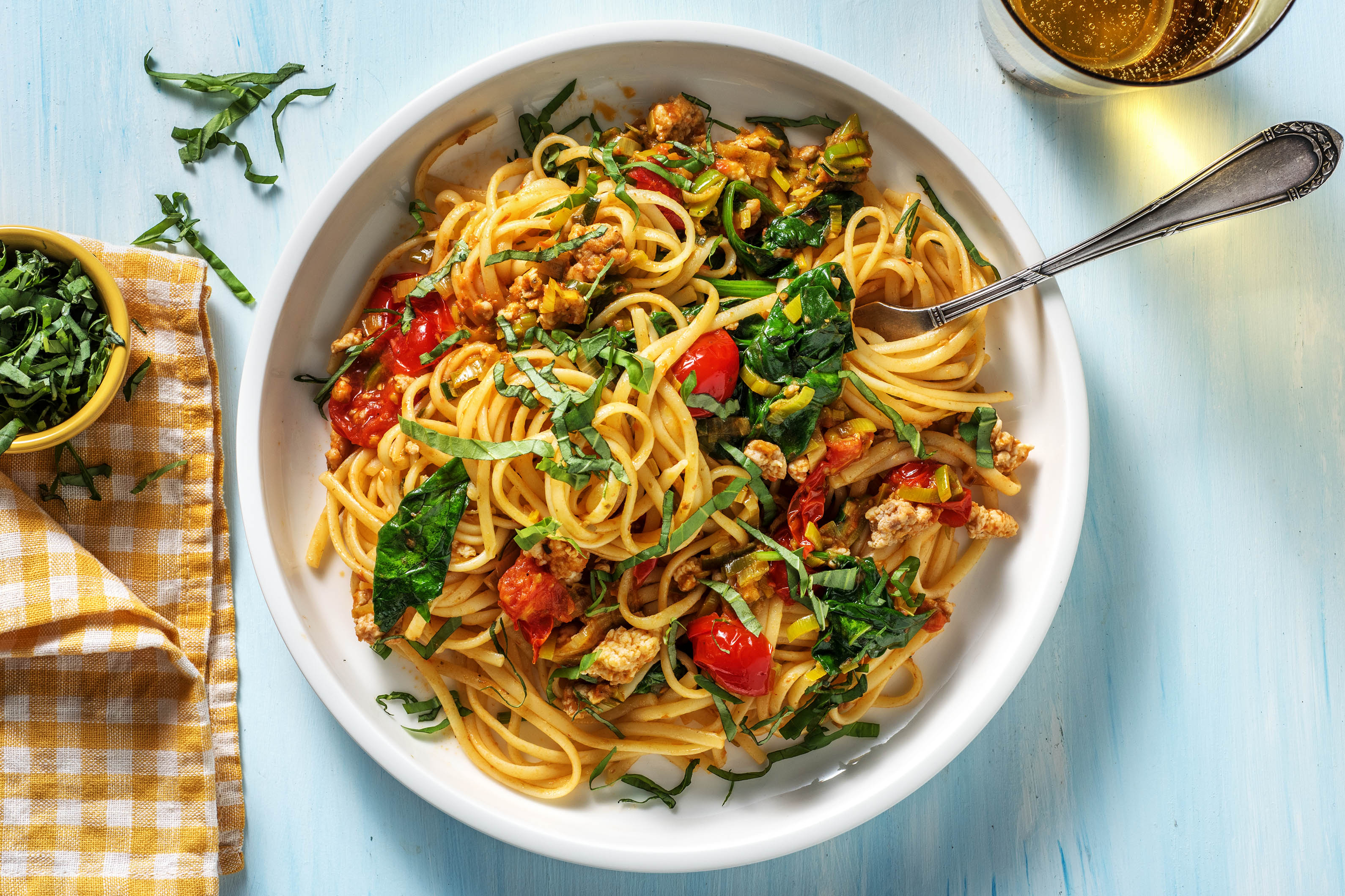 Linguine au poulet haché et pesto rouge