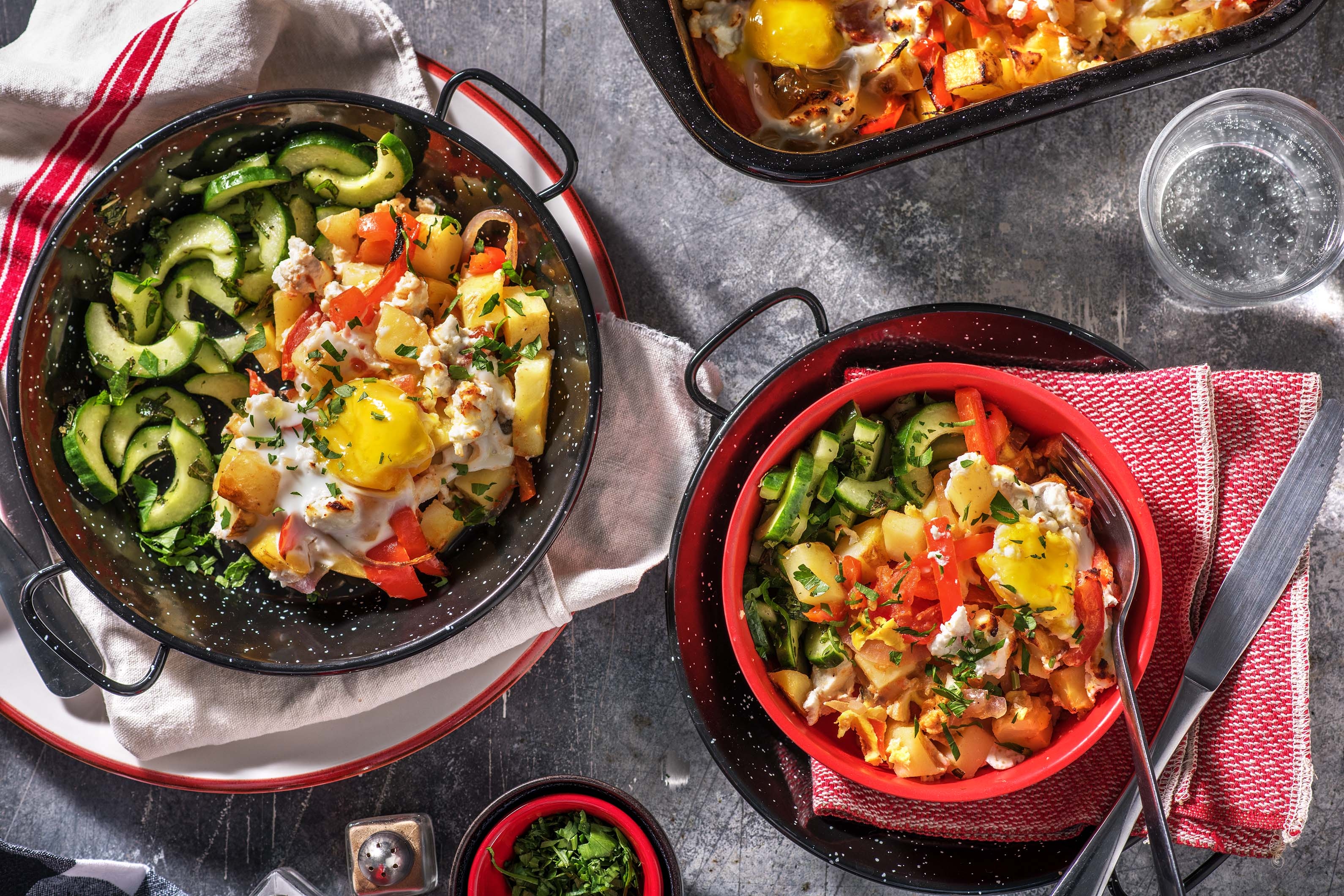 Plat de légumes au four avec œufs et chèvre