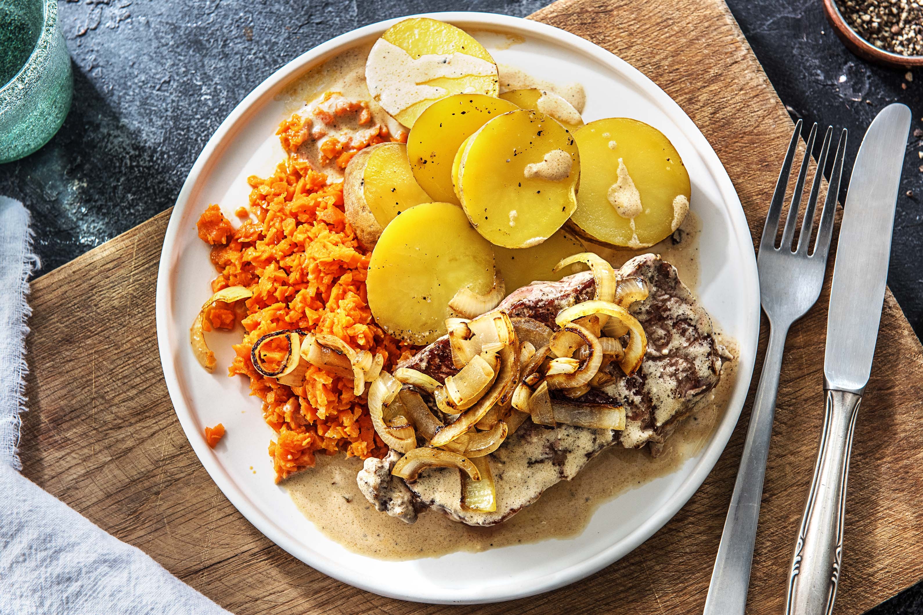 Zwiebelrostbraten mit Karottensalat