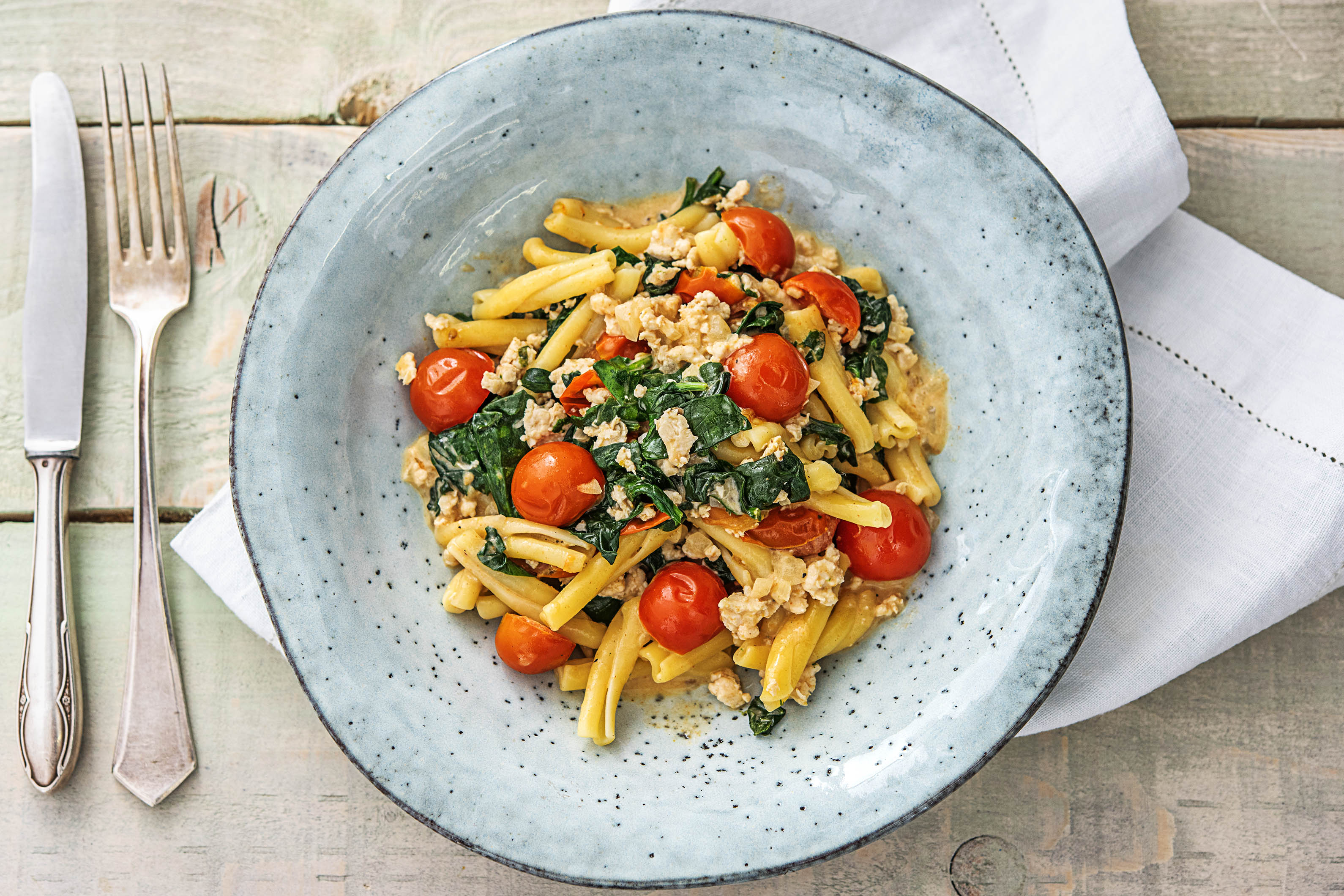 Casarecce, poulet haché et sauce à la crème