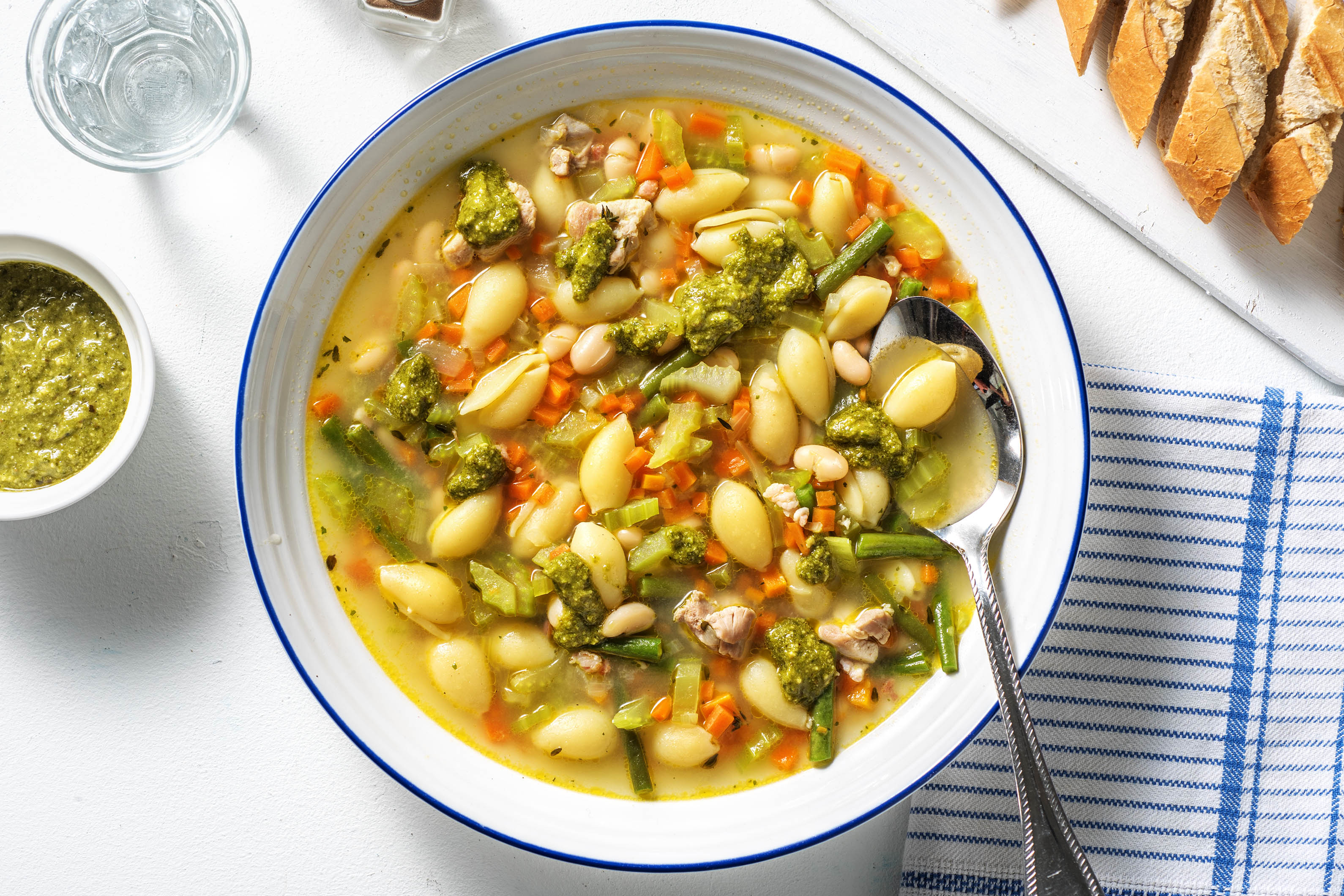 Soupe de légumes richement garnie