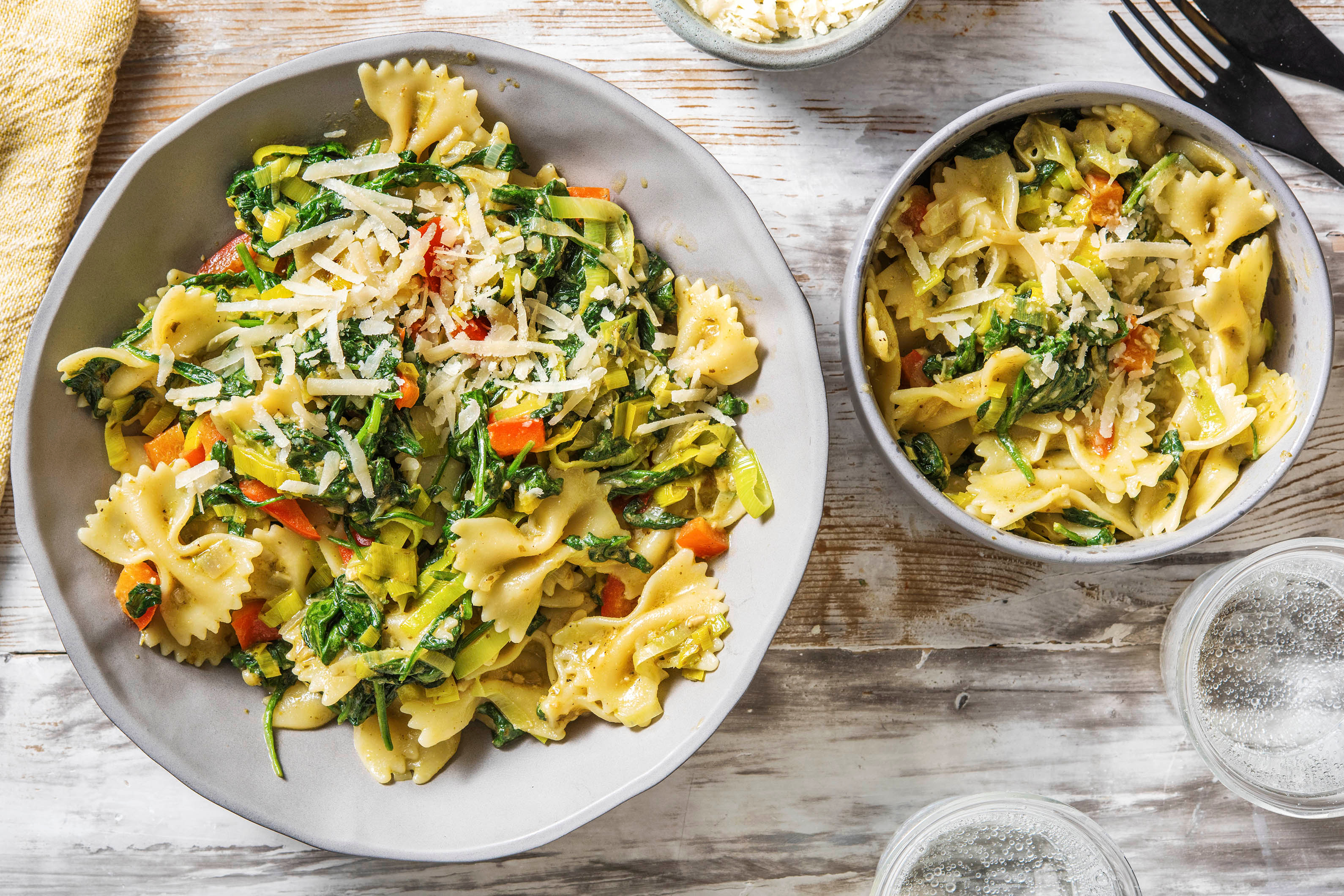 Farfalle met spinazie-preisaus