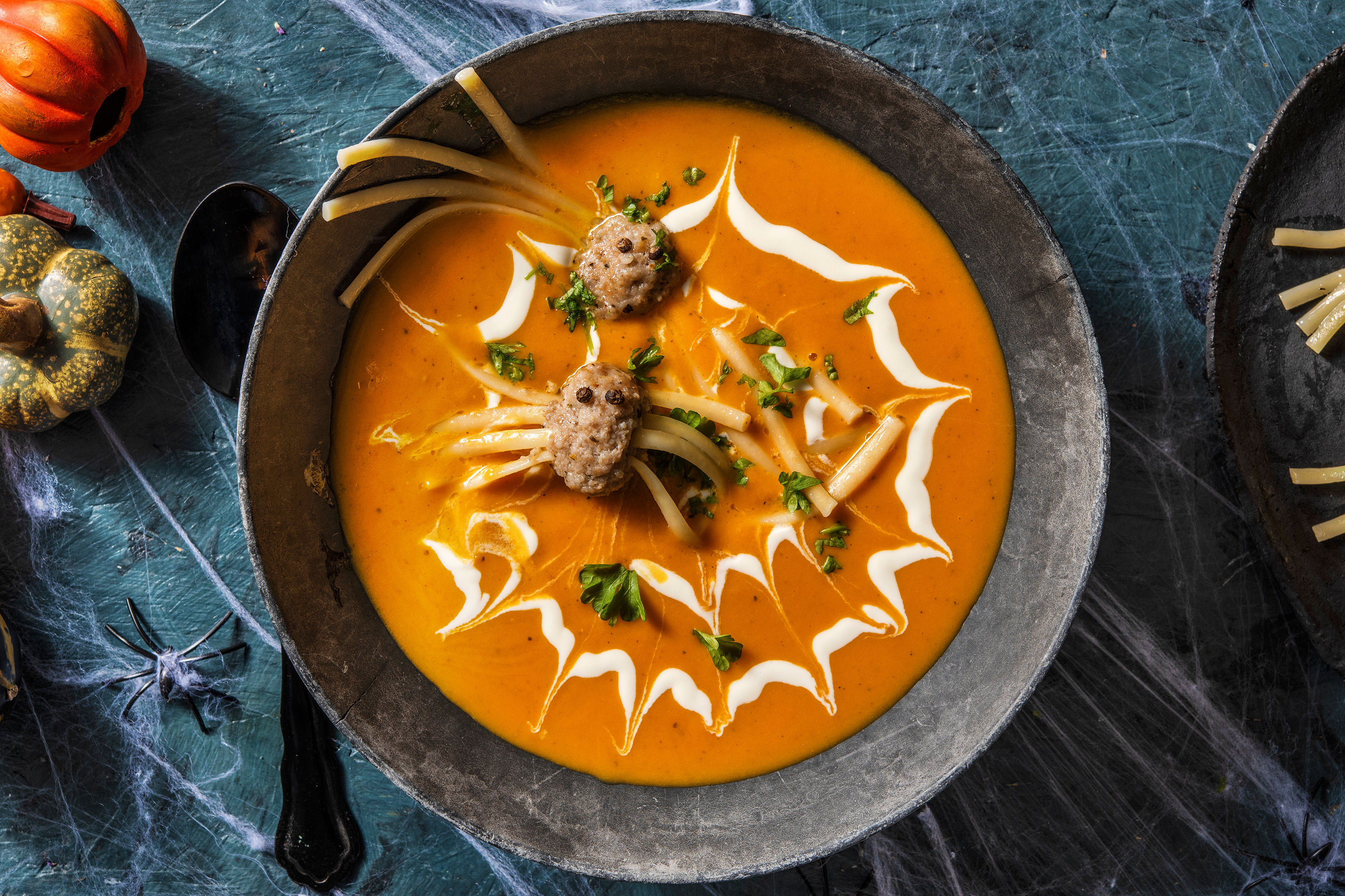 Soupe d'Halloween et ses boulettes de viande « araignées »