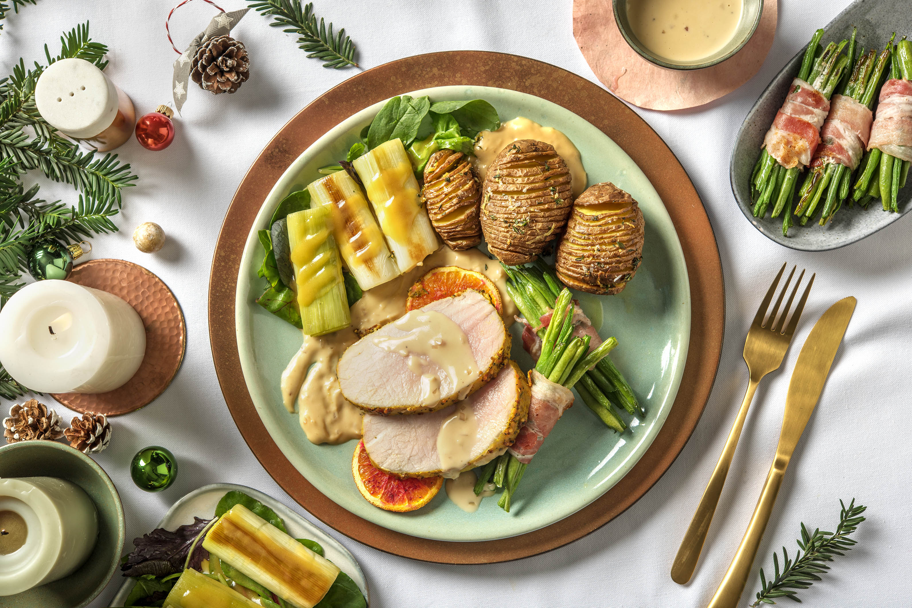 Gebraden beenham met hasselback-aardappelen