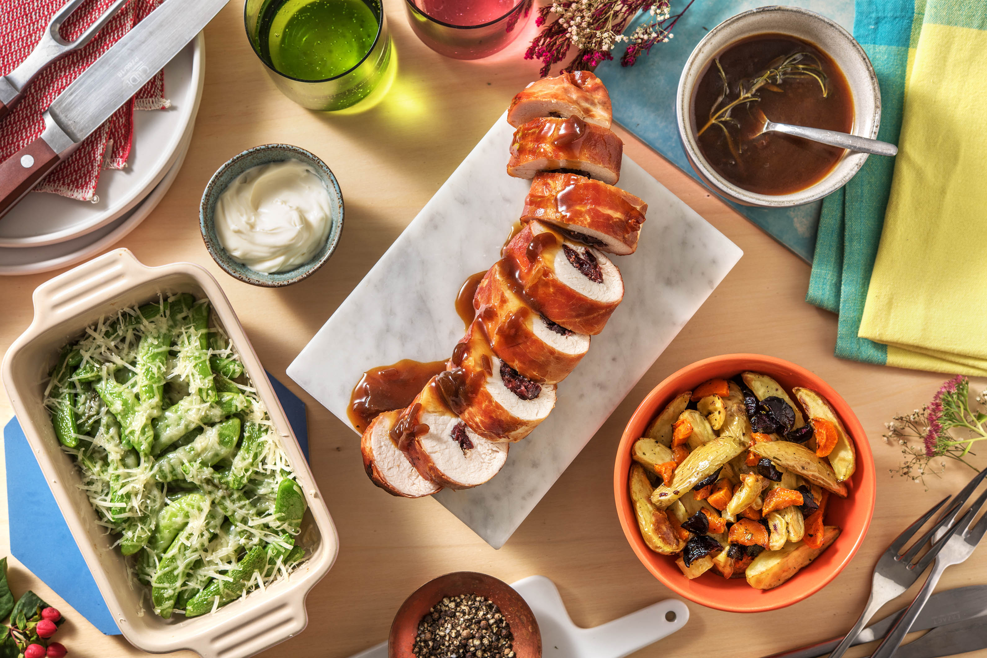 Roulade de dinde servie avec des carottes, pommes de terre et mange-tout