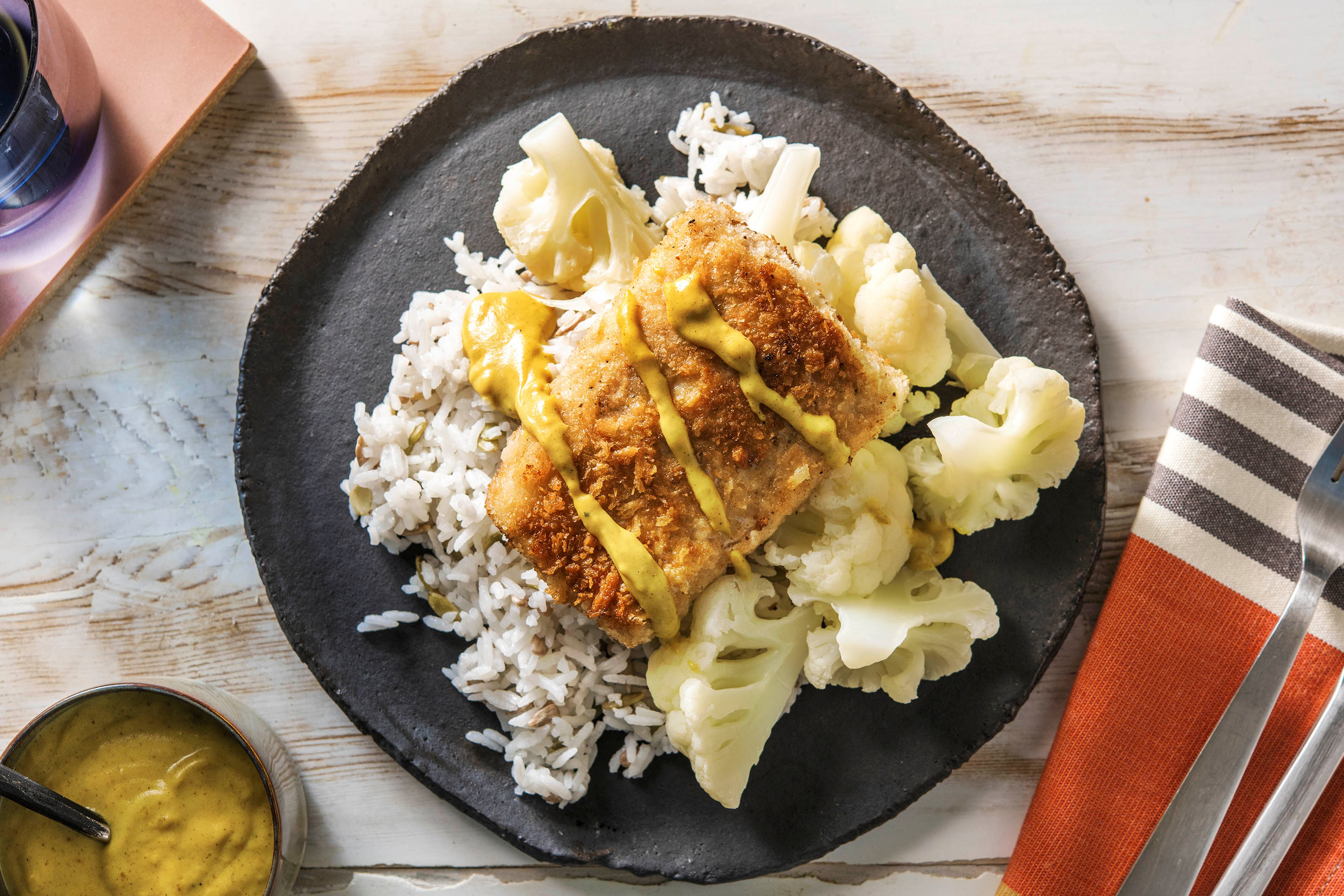 Gepaneerde heekfilet met bloemkool en kerriesaus