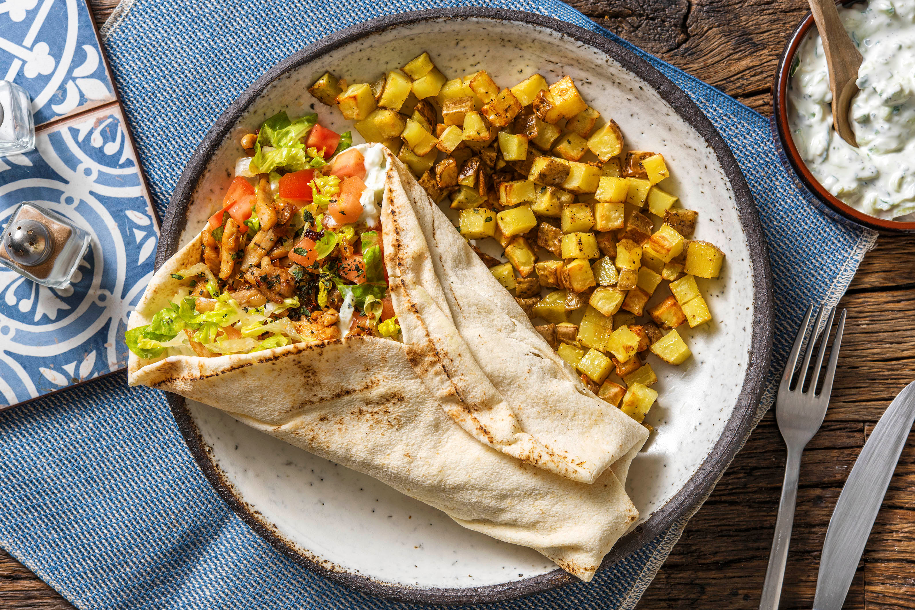 Platbrood met kipshoarma en zelfgemaakte tzatziki