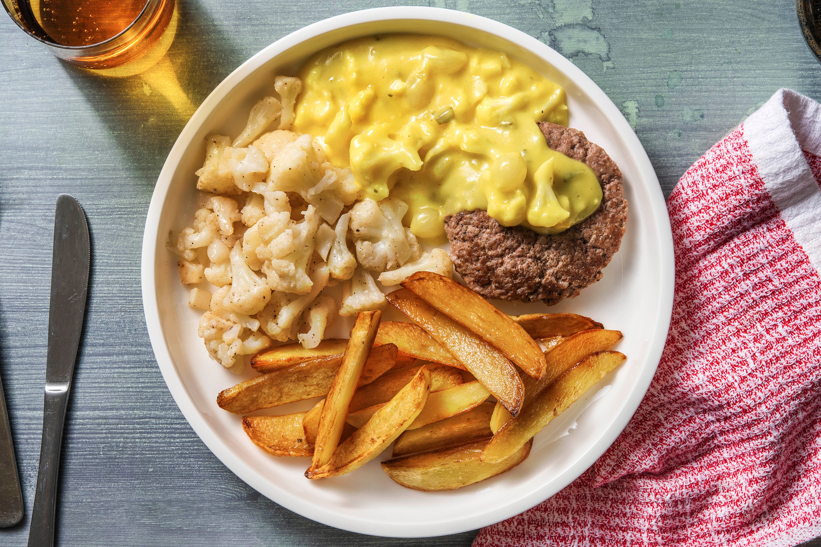 Steak haché et sa sauce aux cornichons maison