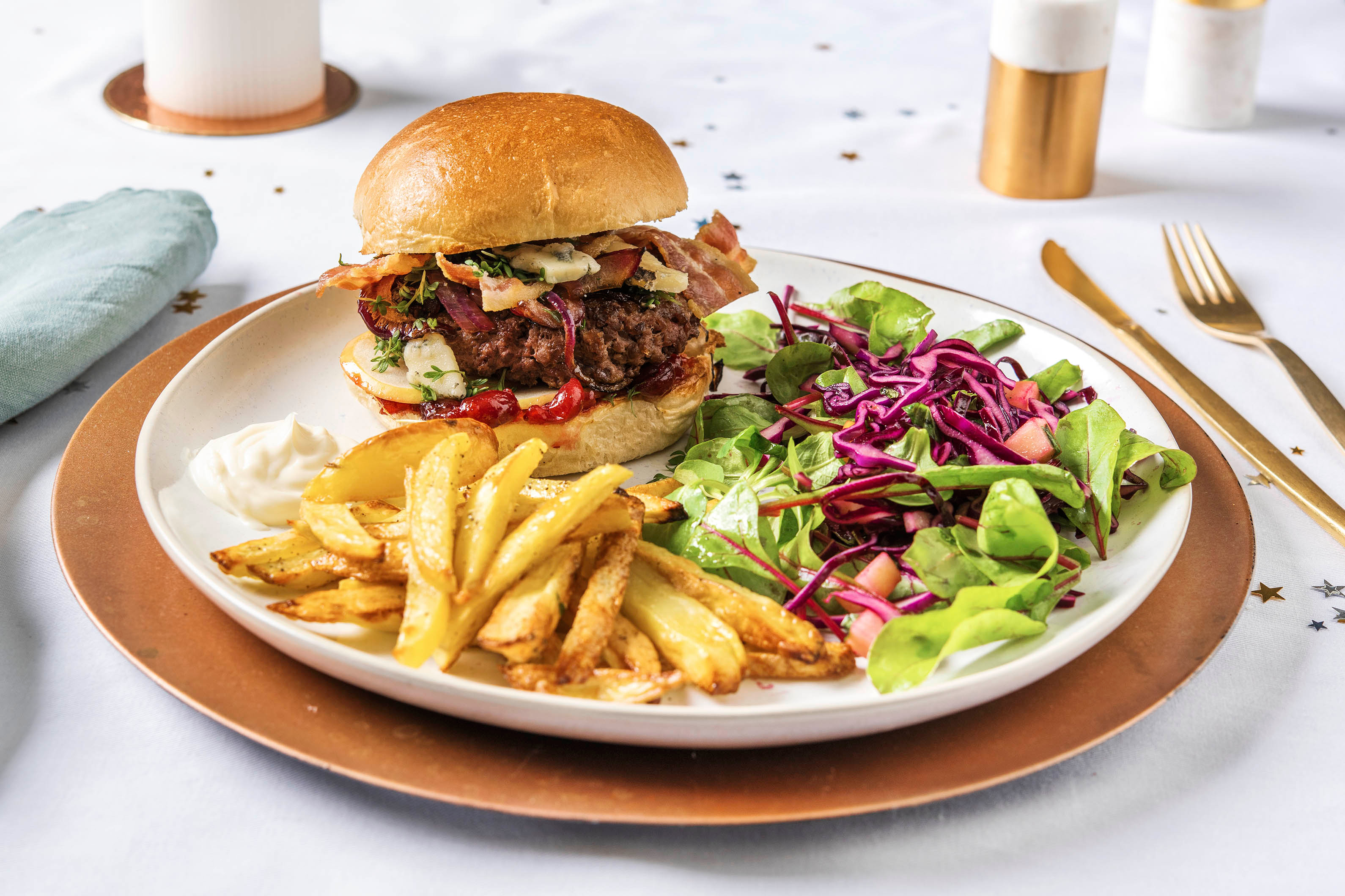 Burger de sanglier sauvage, frites et salade de pommes et chou rouge