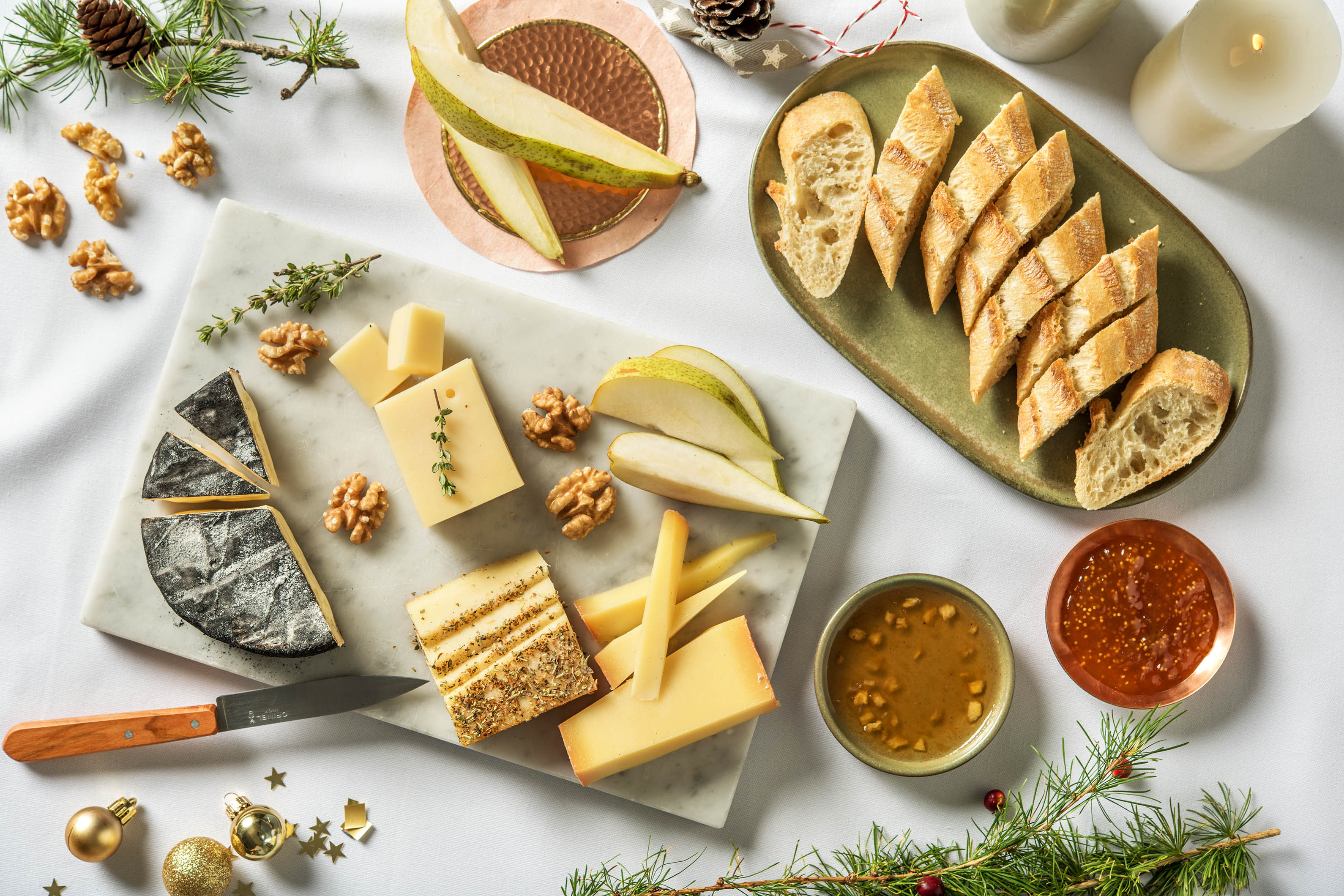Festliche Käseplatte mit Steinofenbaguette