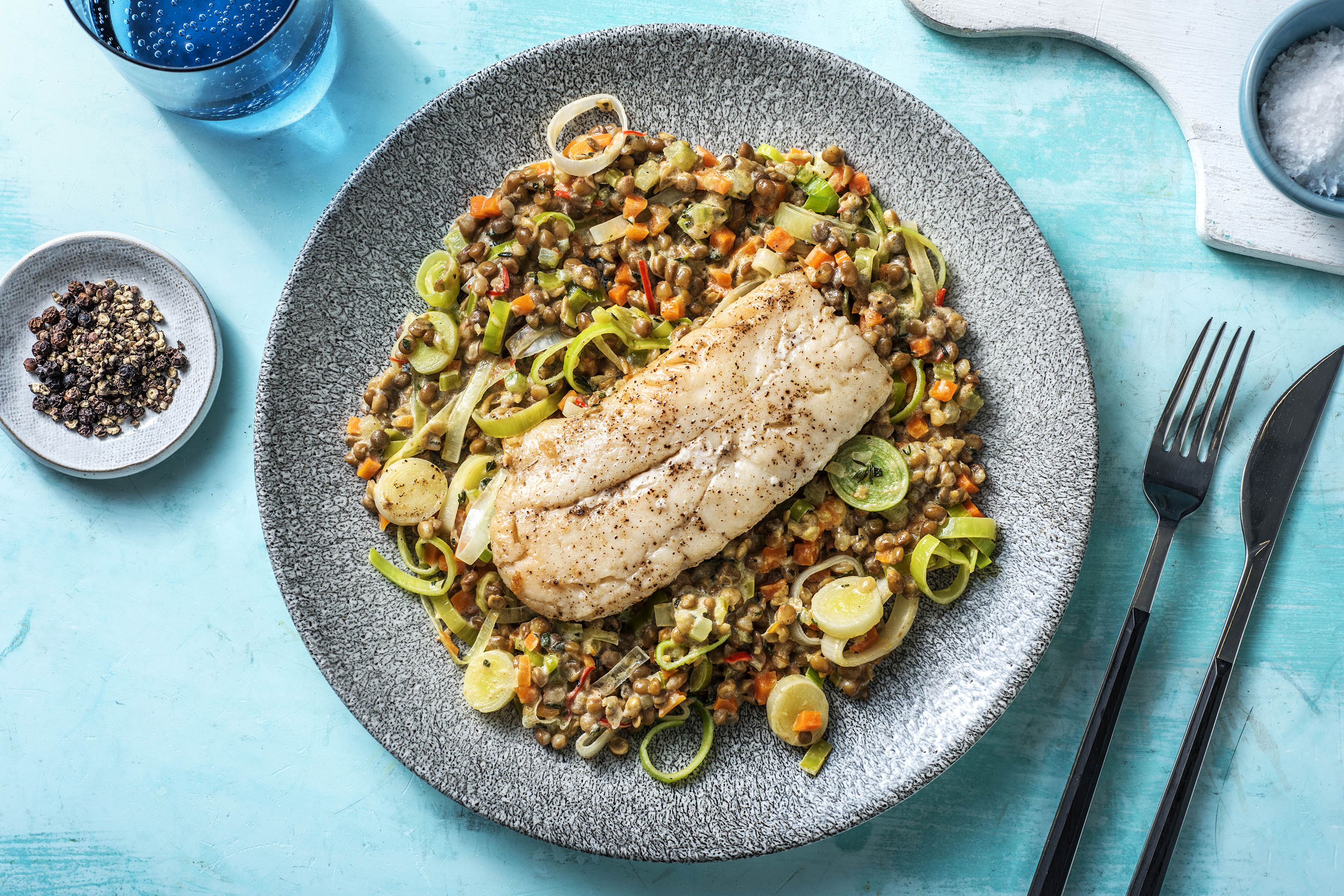 Seehecht auf cremigem Porreegemüse