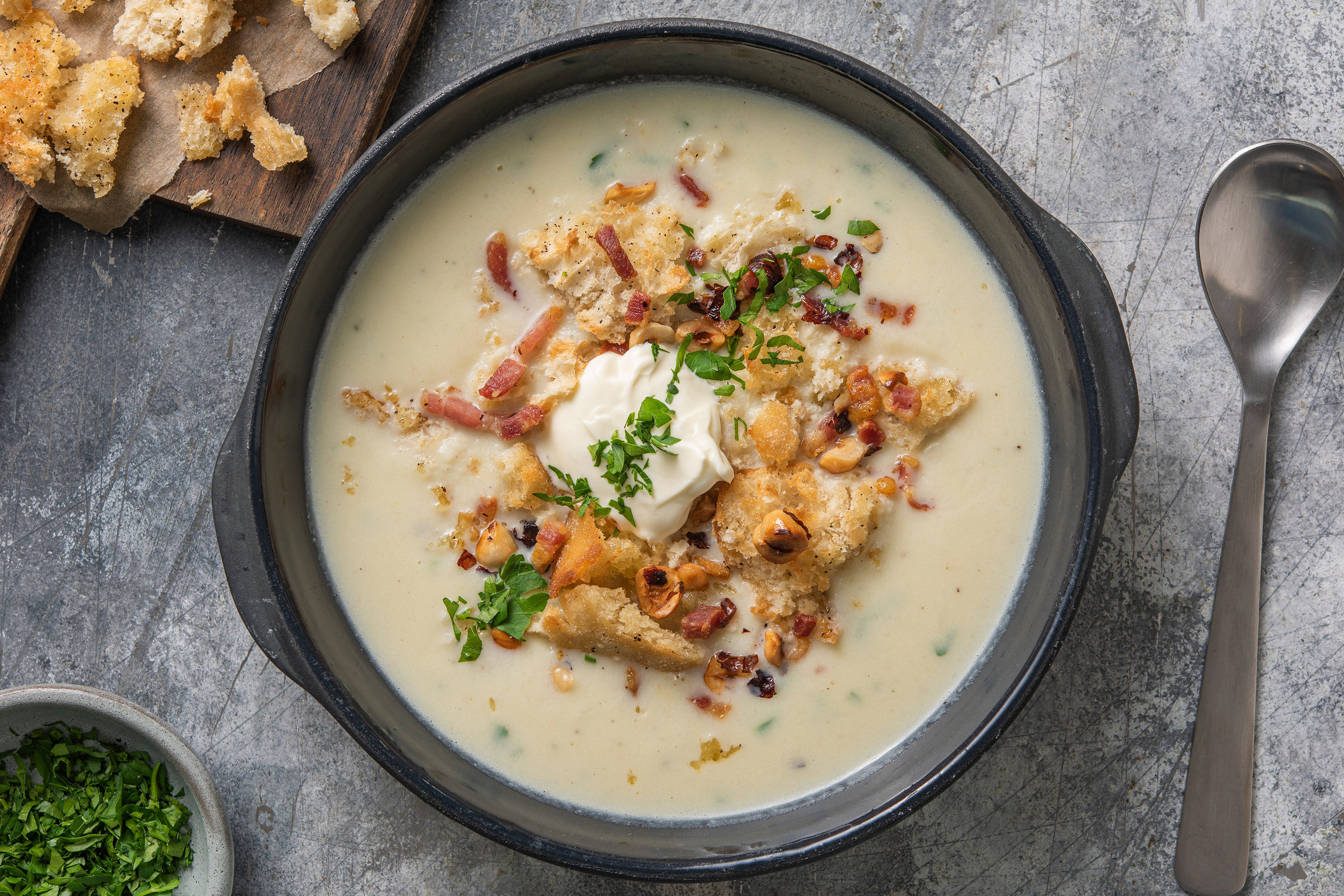 Soupe de chou-fleur et lardons croquants