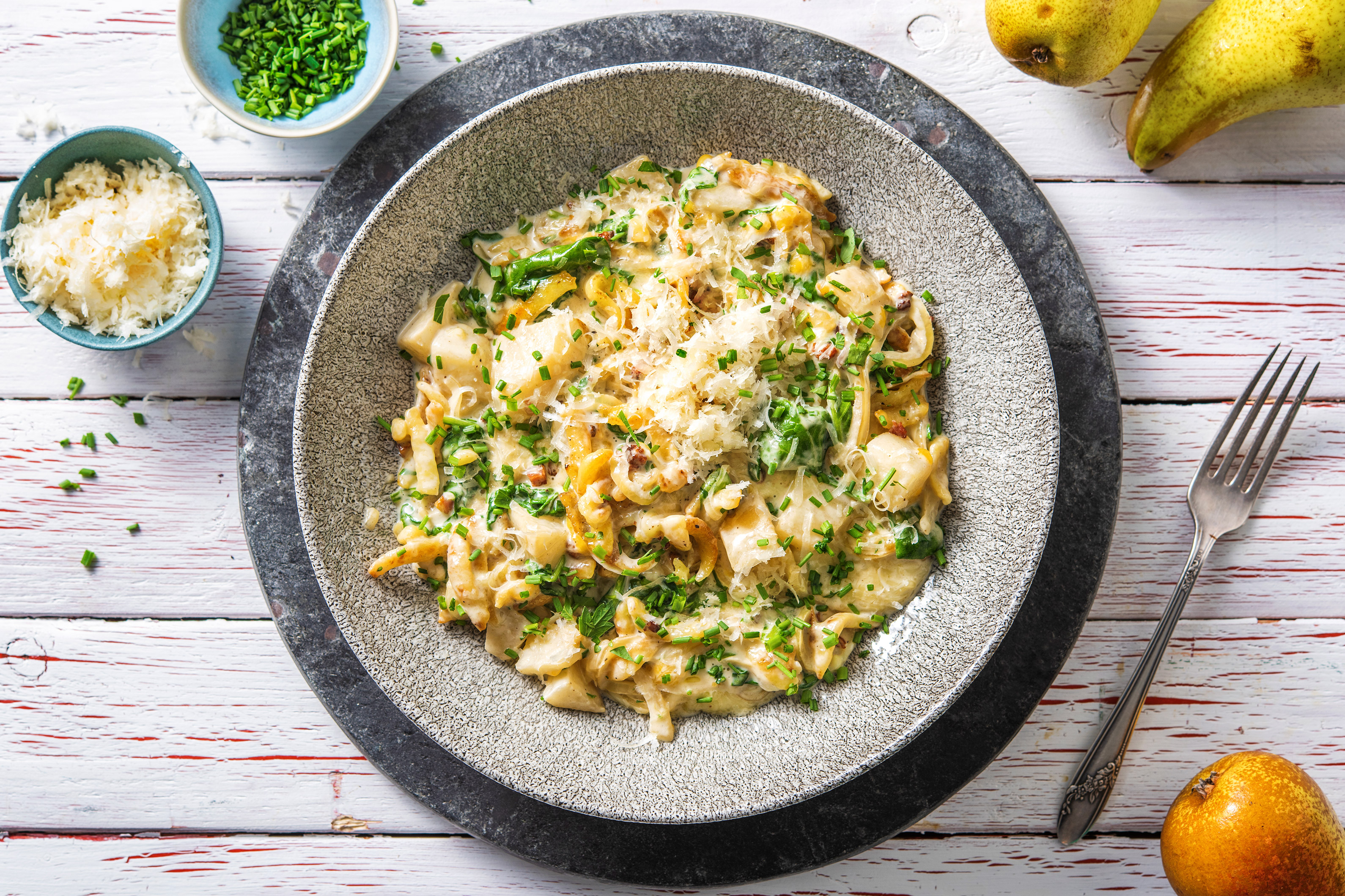 Käsespätzli mit Birnen und speck