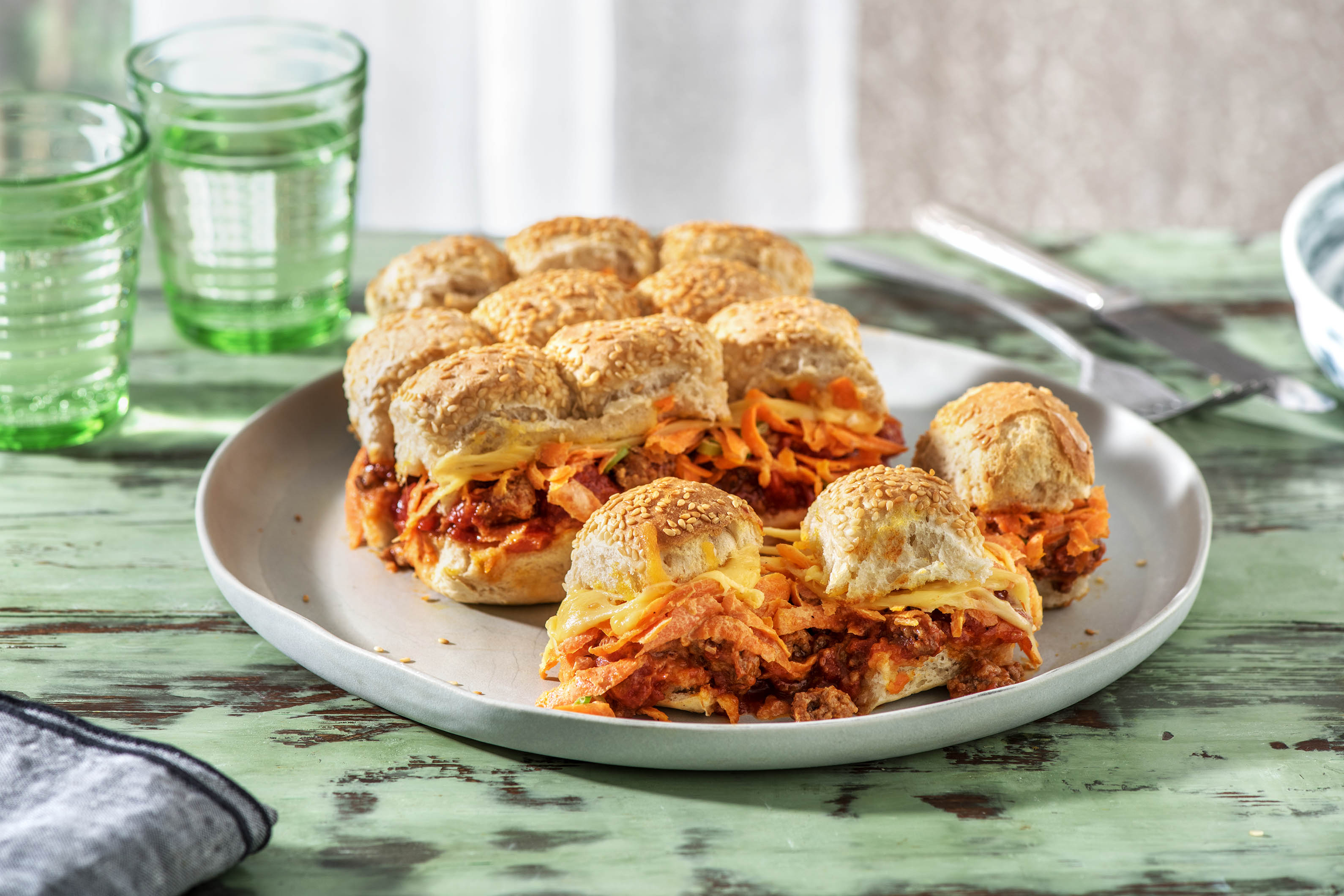 Asiatische Miniburger mit Karotten-Limetten-Slaw