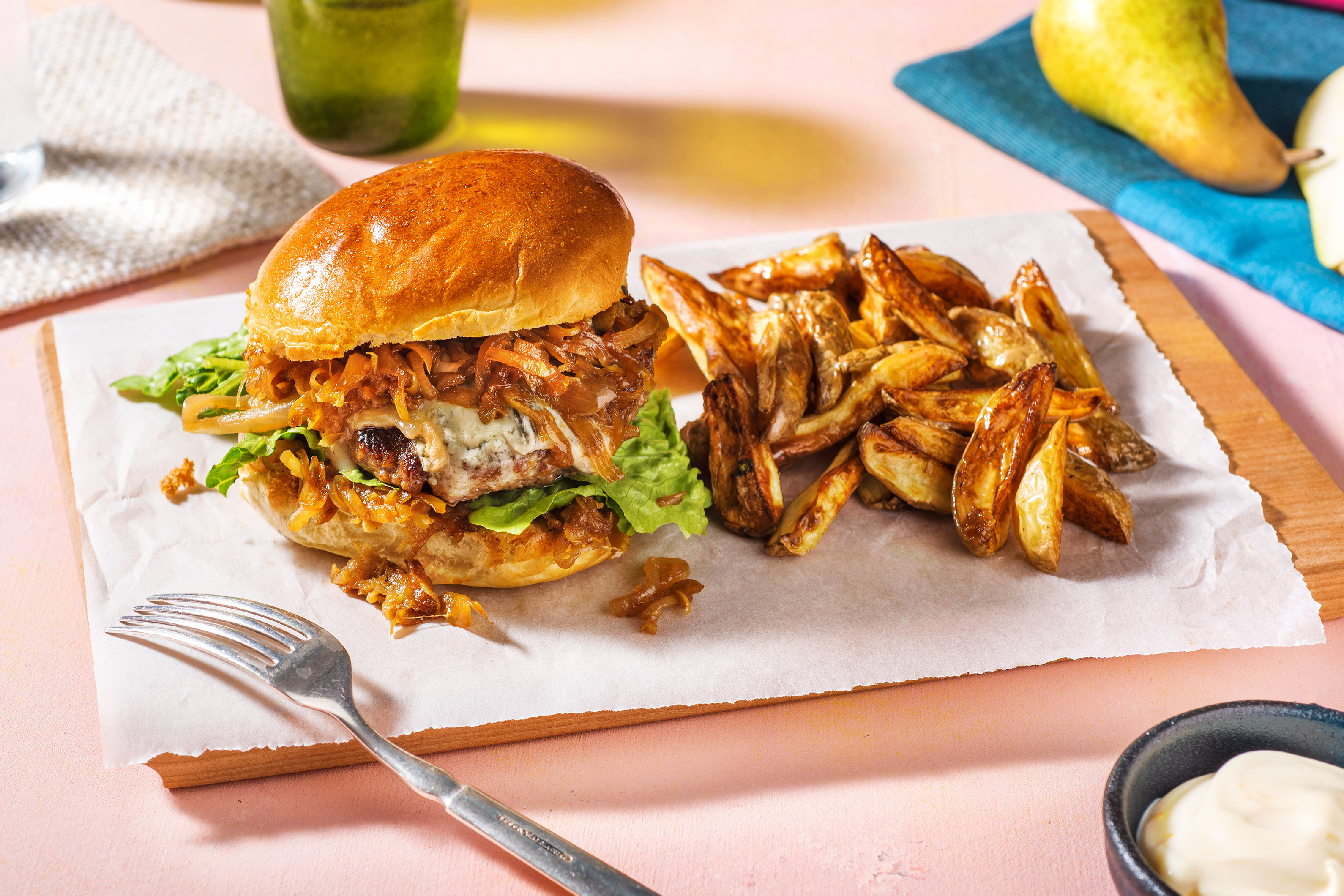 Burger mit Birnen-Zwiebel-Chutney