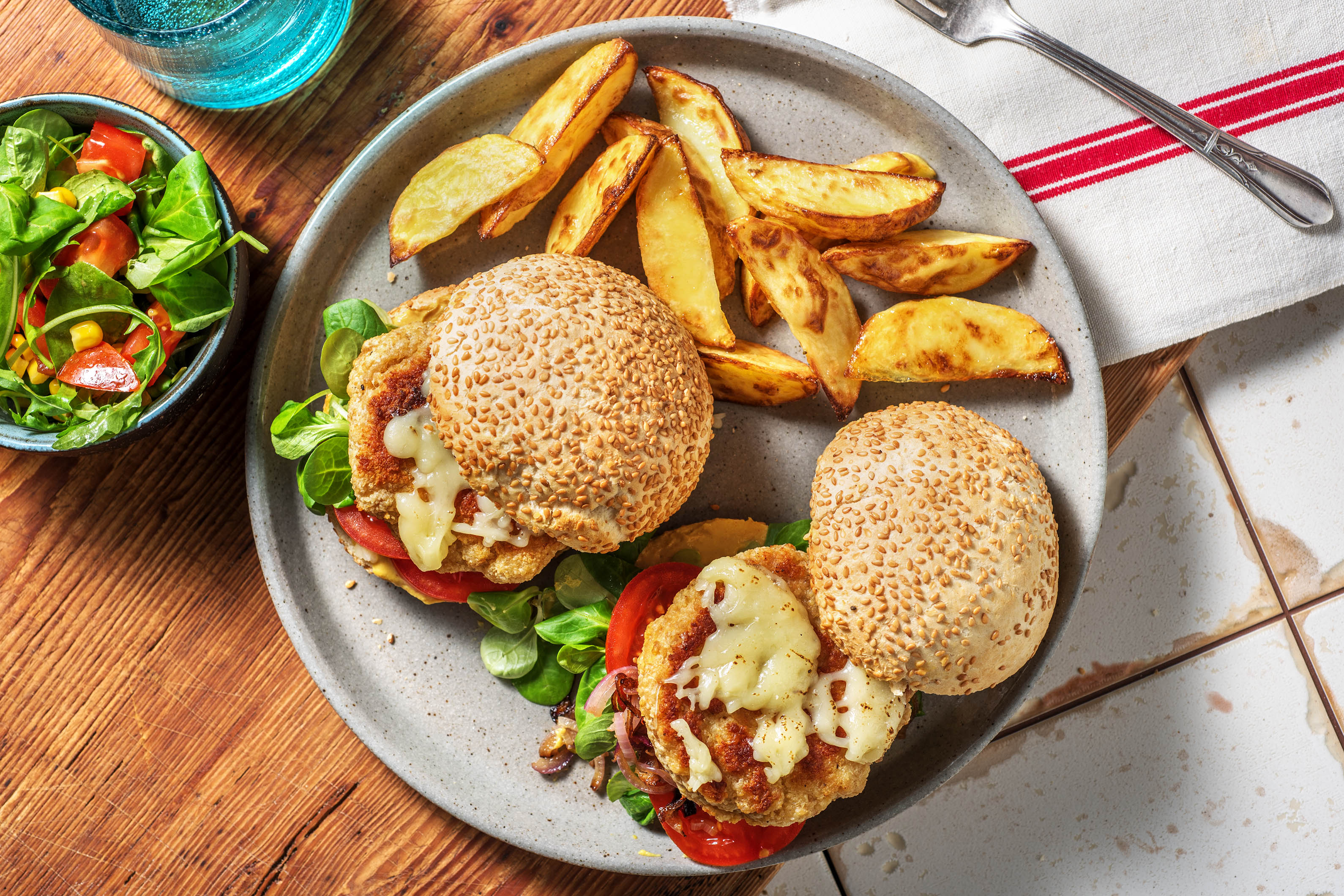Cheeseburgers de poulet aux oignons rouges caramélisés